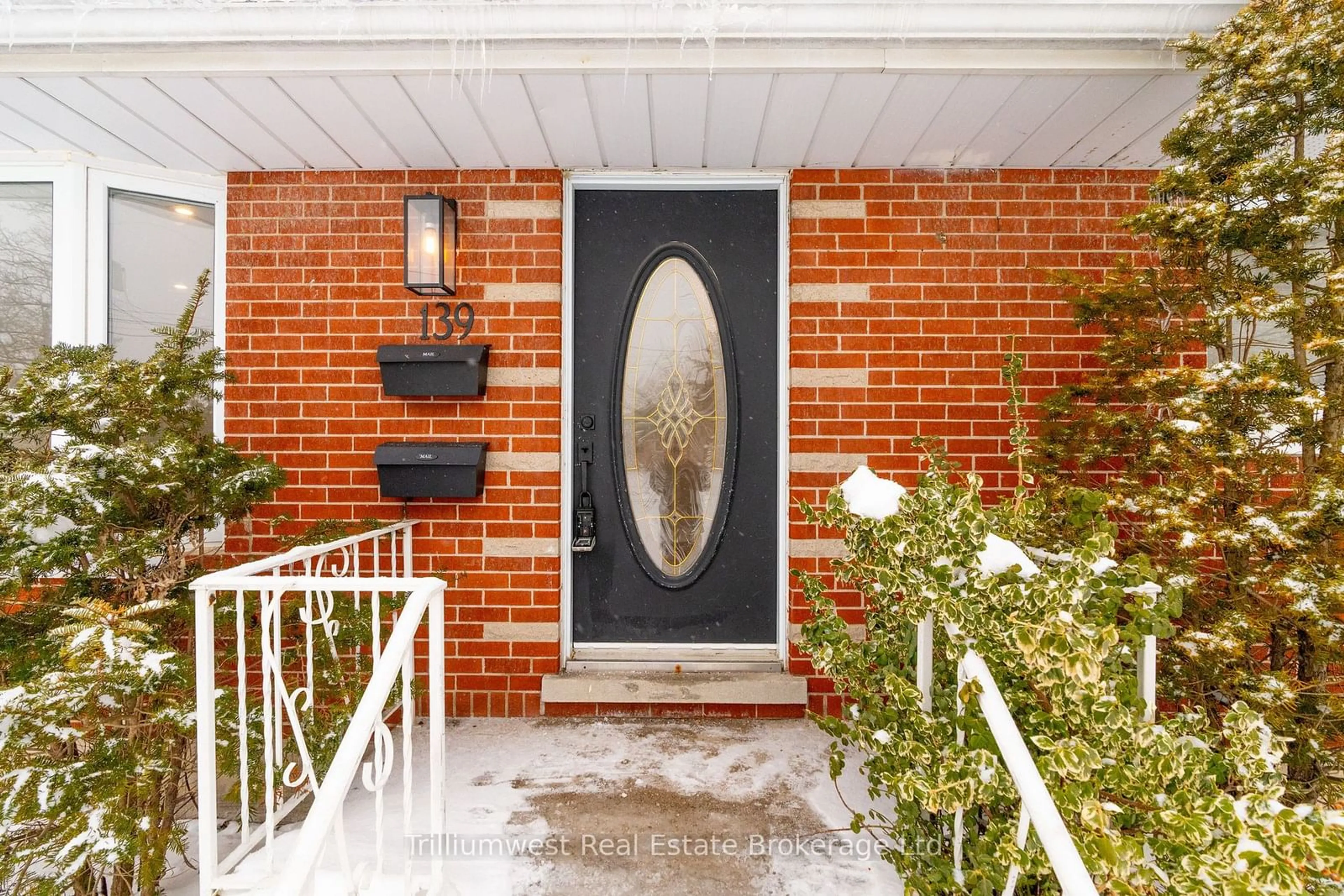 Indoor entryway for 139 Byron Ave, Kitchener Ontario N2C 1Z7