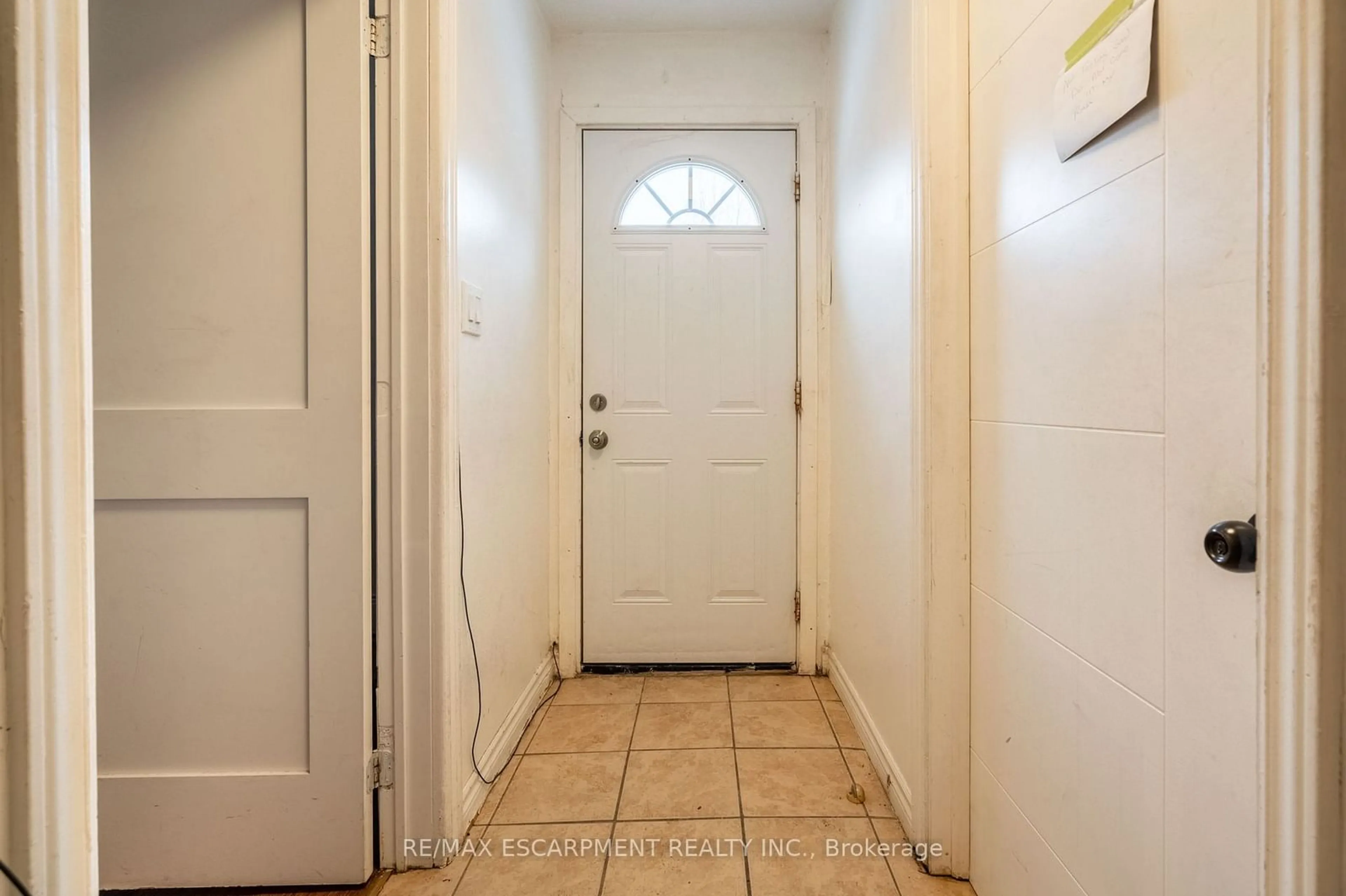 Indoor entryway for 92 Aurora St, Hamilton Ontario L8N 2P7