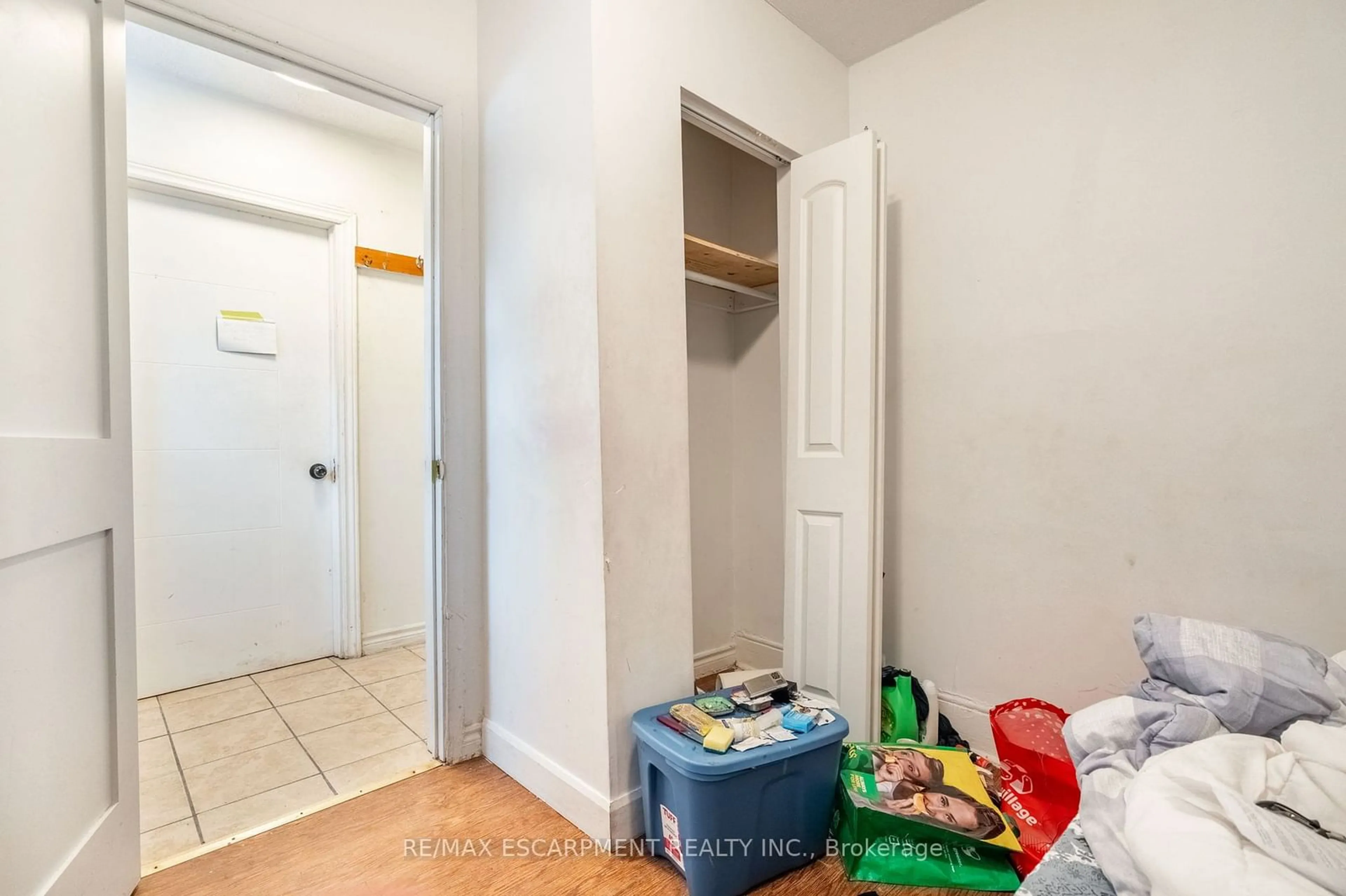 Indoor entryway for 92 Aurora St, Hamilton Ontario L8N 2P7