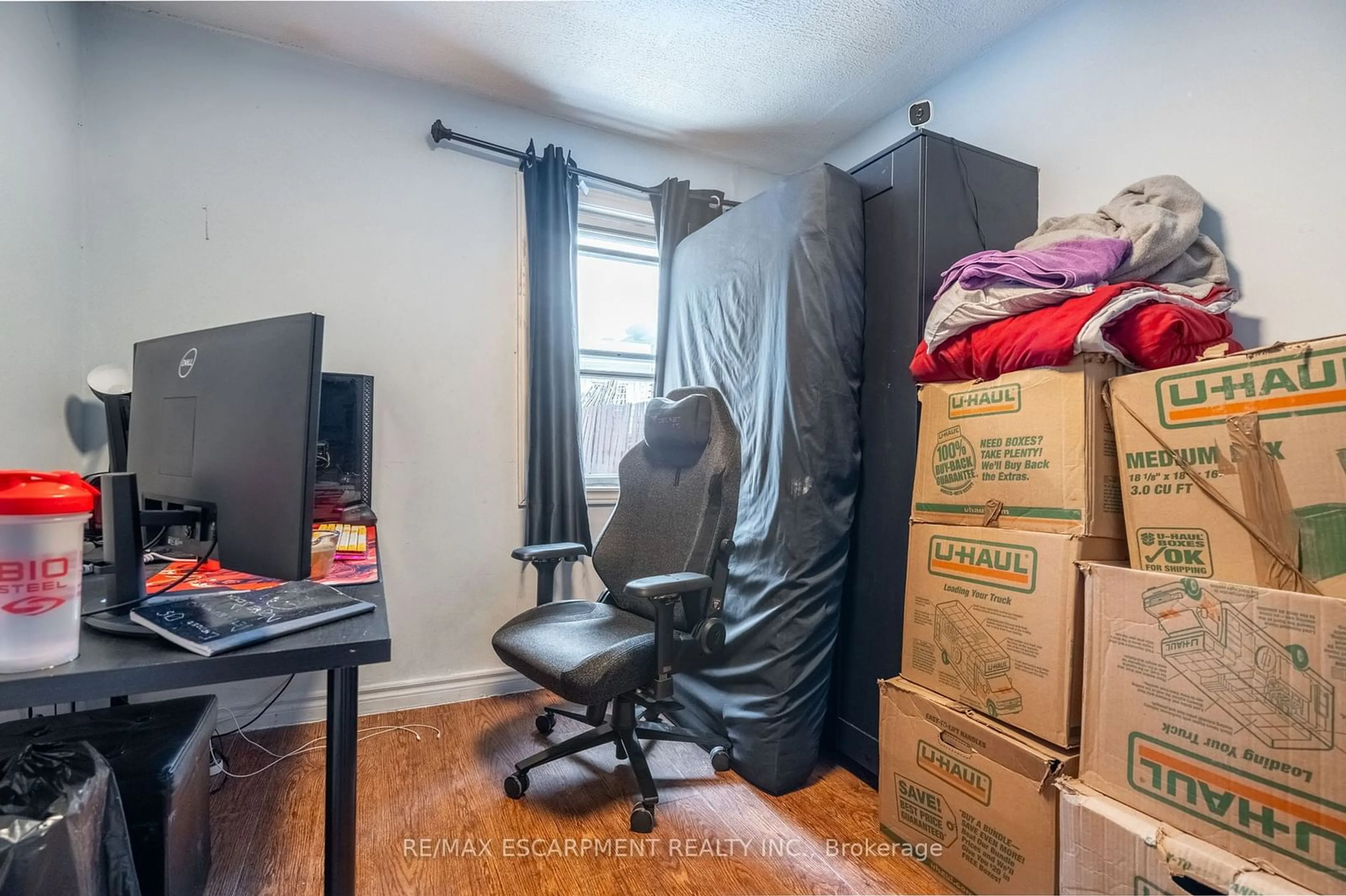 A pic of a room for 92 Aurora St, Hamilton Ontario L8N 2P7