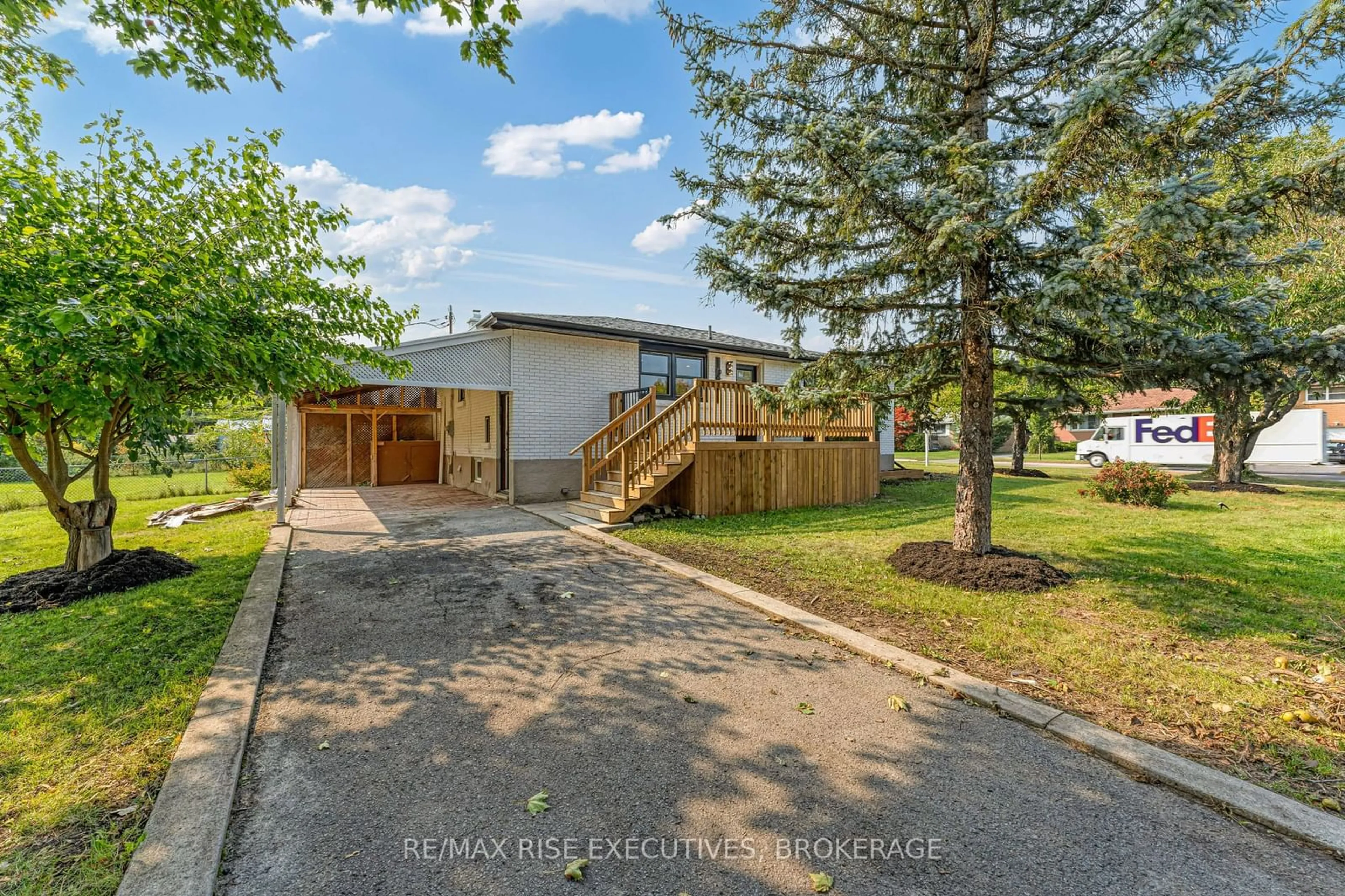 A pic from outside/outdoor area/front of a property/back of a property/a pic from drone, water/lake/river/ocean view for 1218 JOHNSON St, Kingston Ontario K7M 2A3