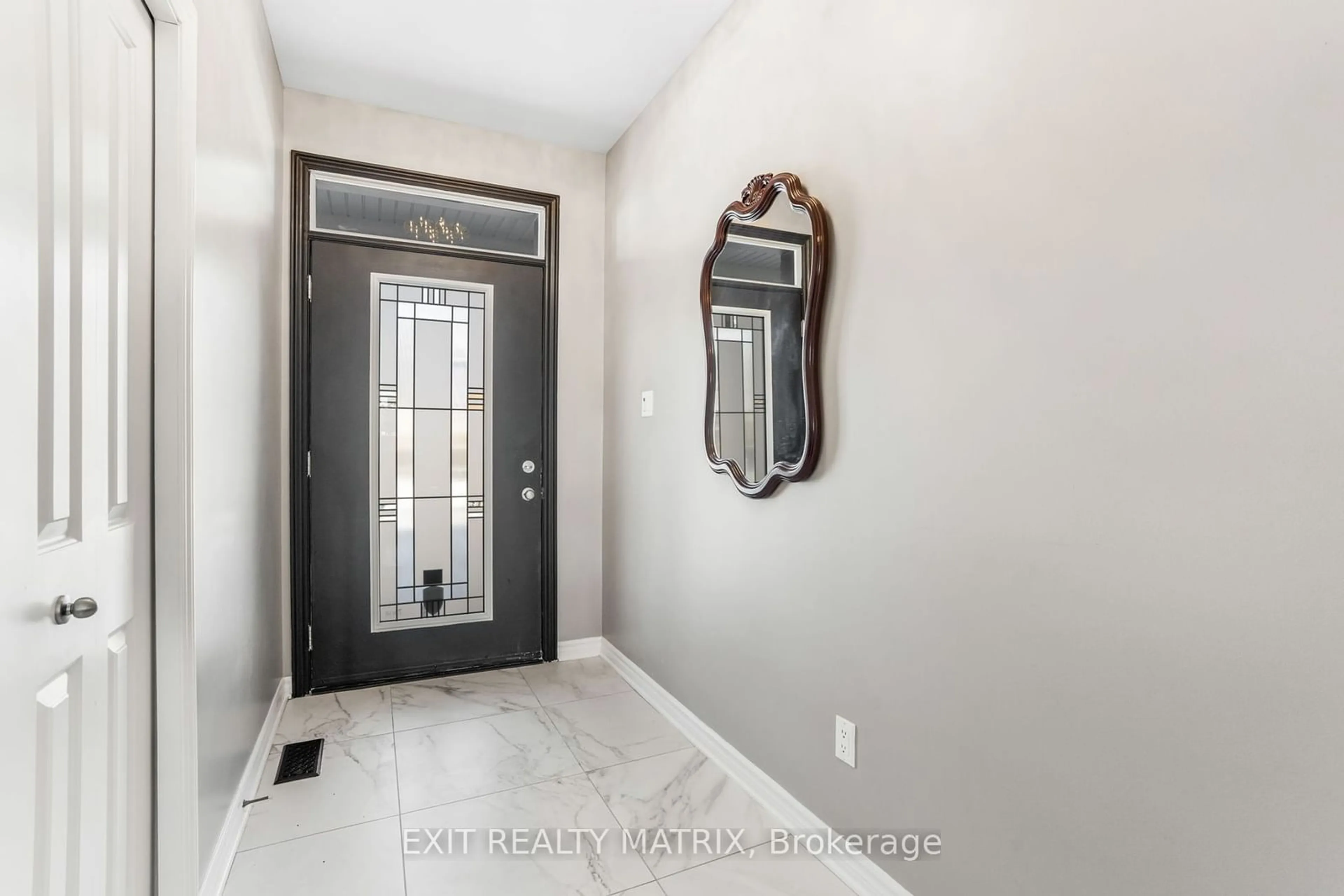 Indoor entryway for 454 Creekview Way, Blossom Park - Airport and Area Ontario K1T 0J5