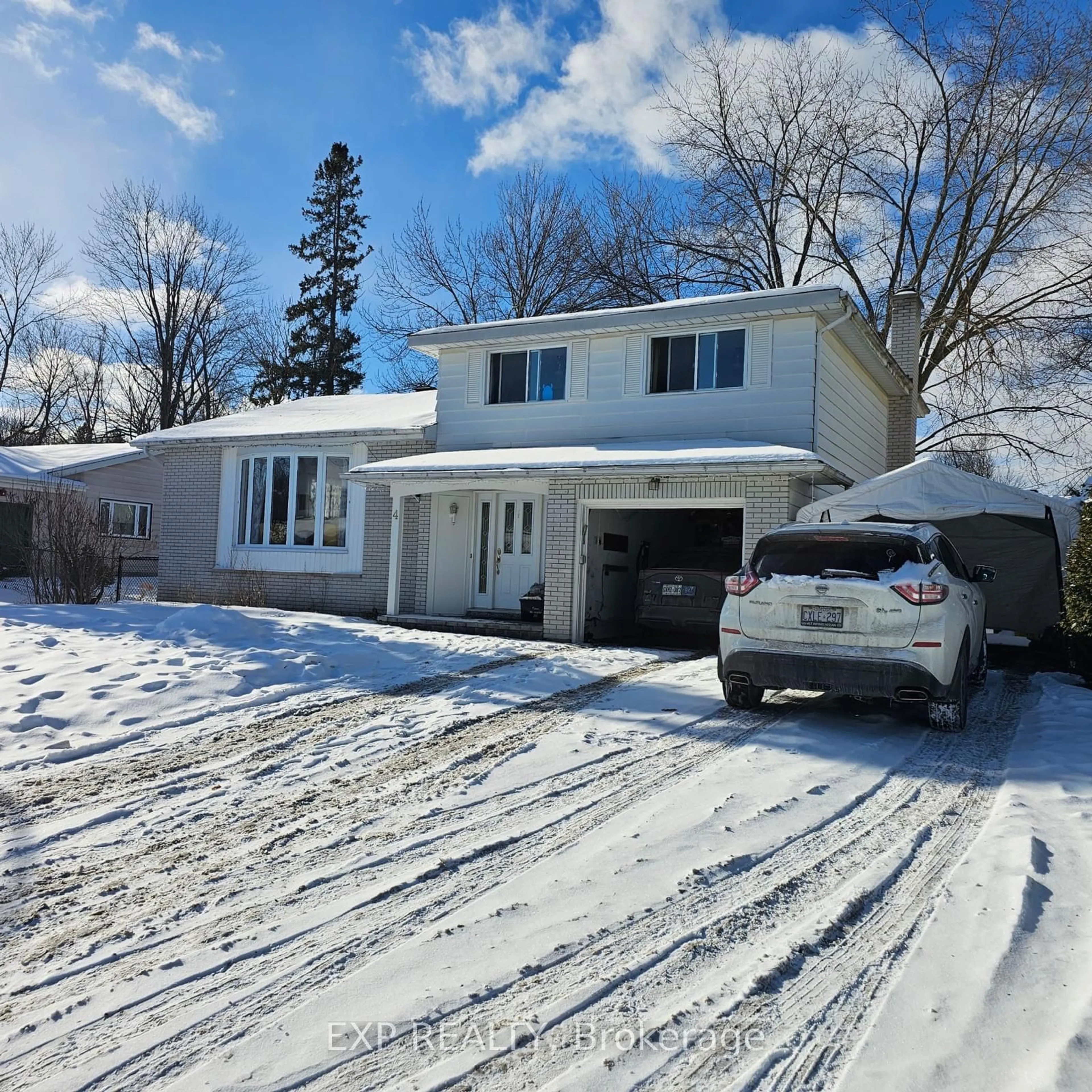 Home with vinyl exterior material, street for 4 PARKLANE Crt, Ottawa Ontario K1B 3H2