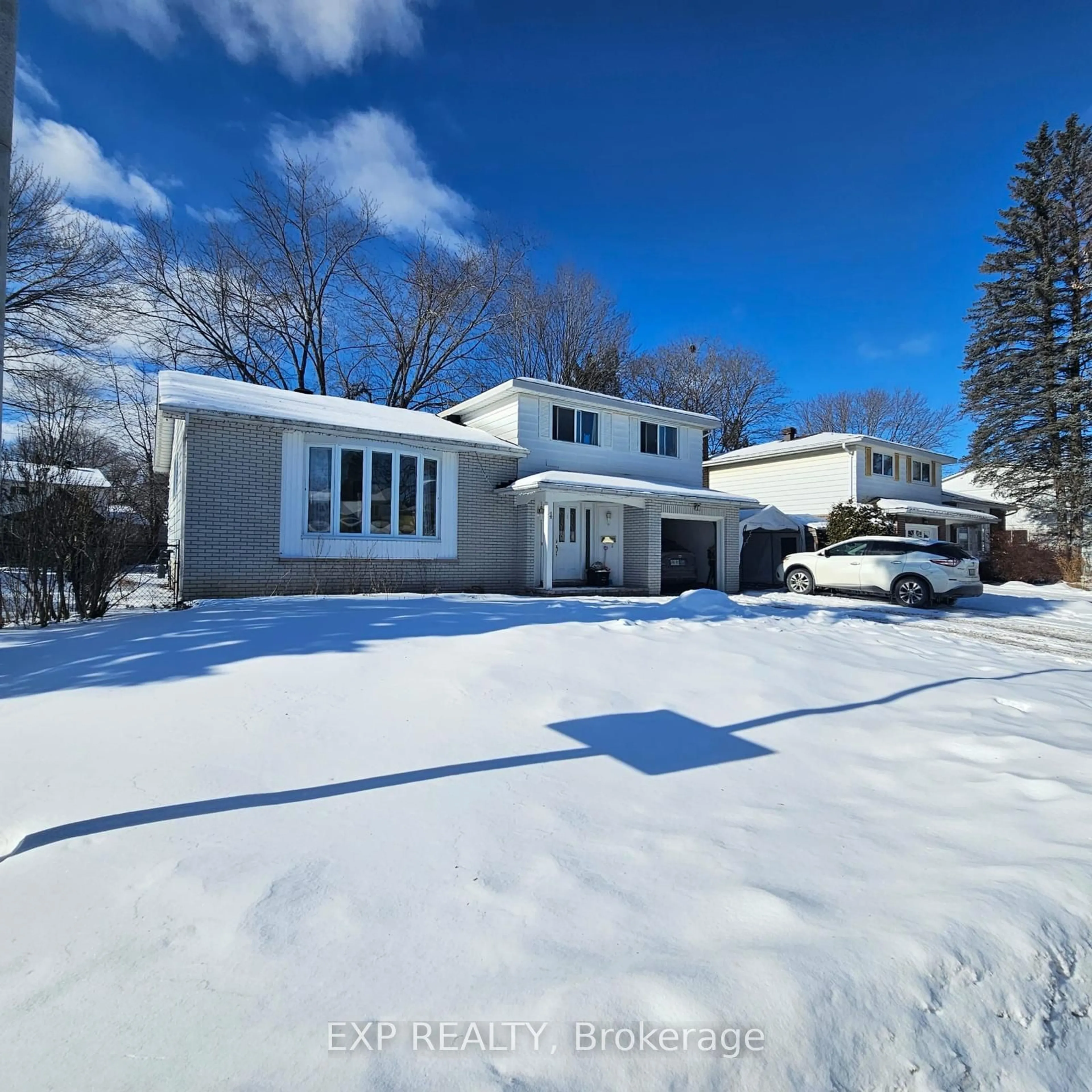 A pic from outside/outdoor area/front of a property/back of a property/a pic from drone, street for 4 PARKLANE Crt, Blackburn Hamlet Ontario K1B 3H2