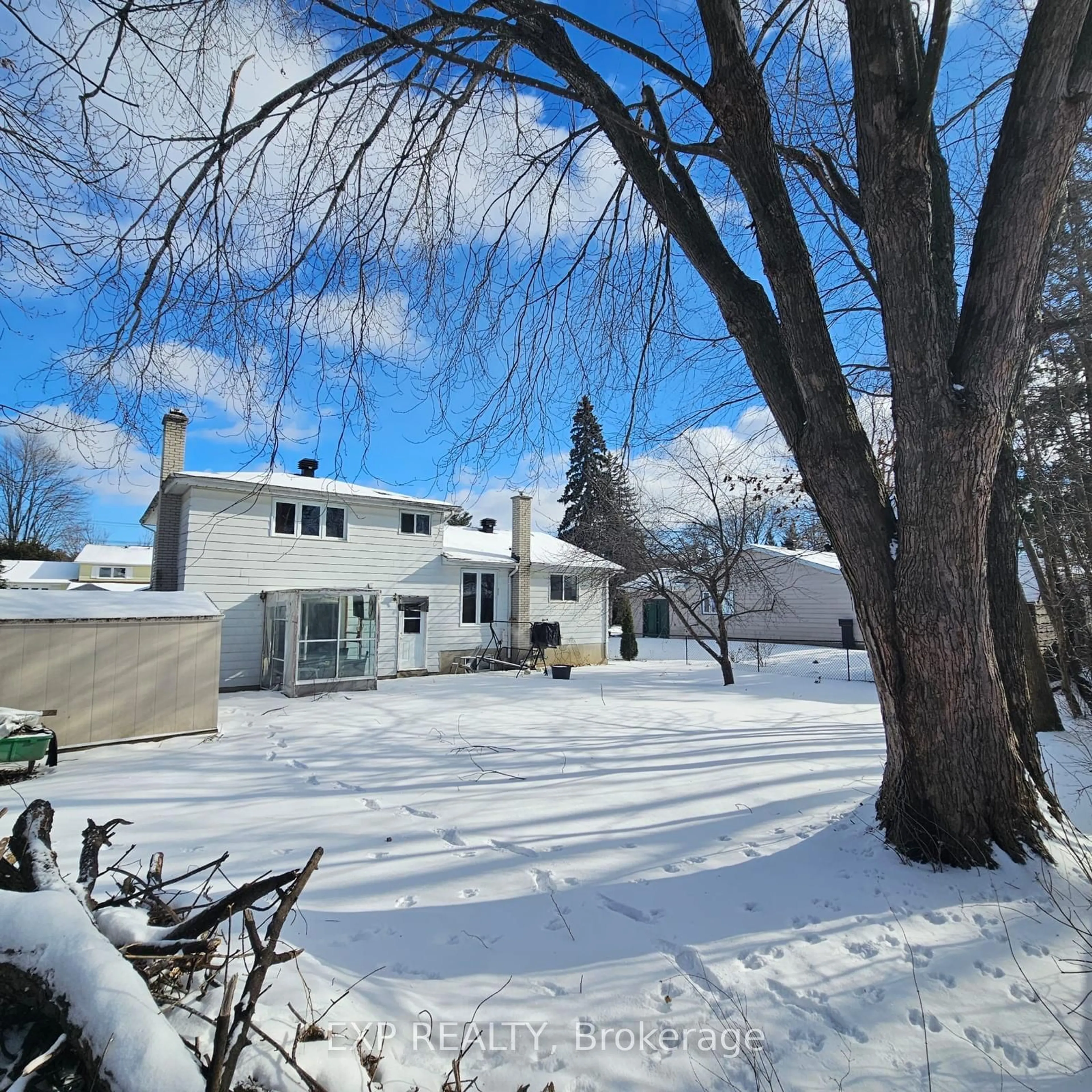 A pic from outside/outdoor area/front of a property/back of a property/a pic from drone, street for 4 PARKLANE Crt, Blackburn Hamlet Ontario K1B 3H2