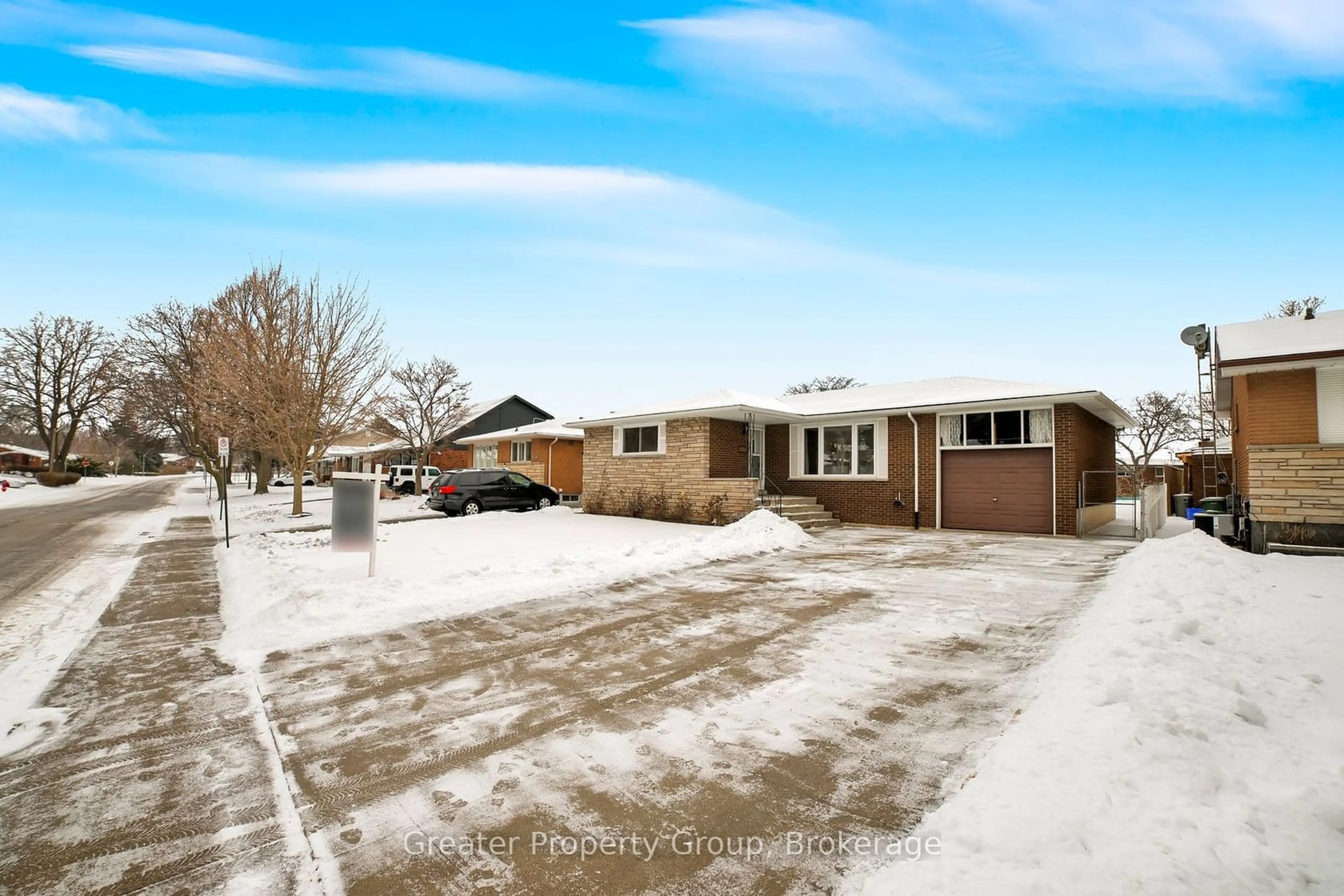 A pic from outside/outdoor area/front of a property/back of a property/a pic from drone, street for 285 Rainbow Dr, Hamilton Ontario L8K 4G3