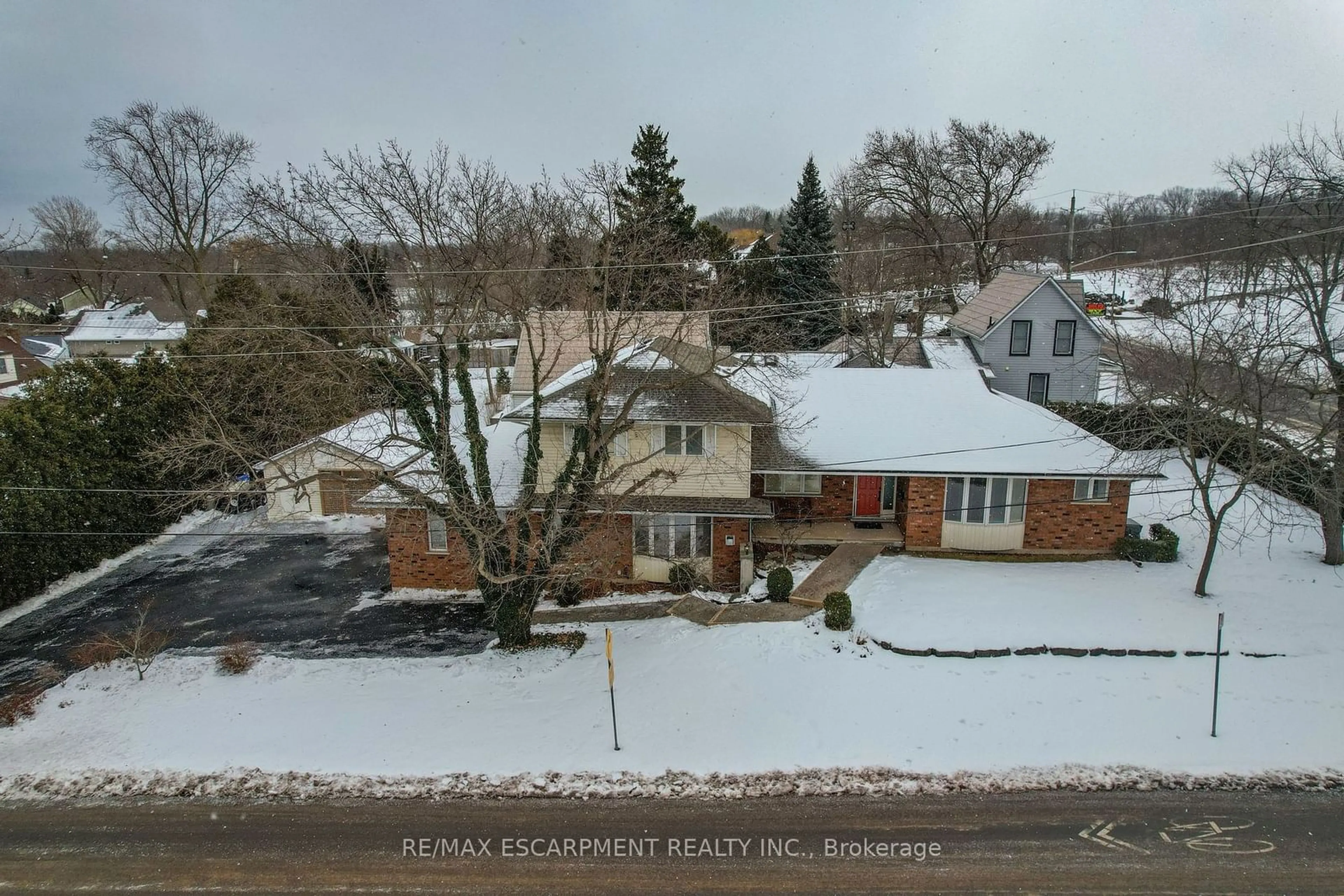 A pic from outside/outdoor area/front of a property/back of a property/a pic from drone, street for 3570 Rittenhouse Rd, Lincoln Ontario L0R 2C0