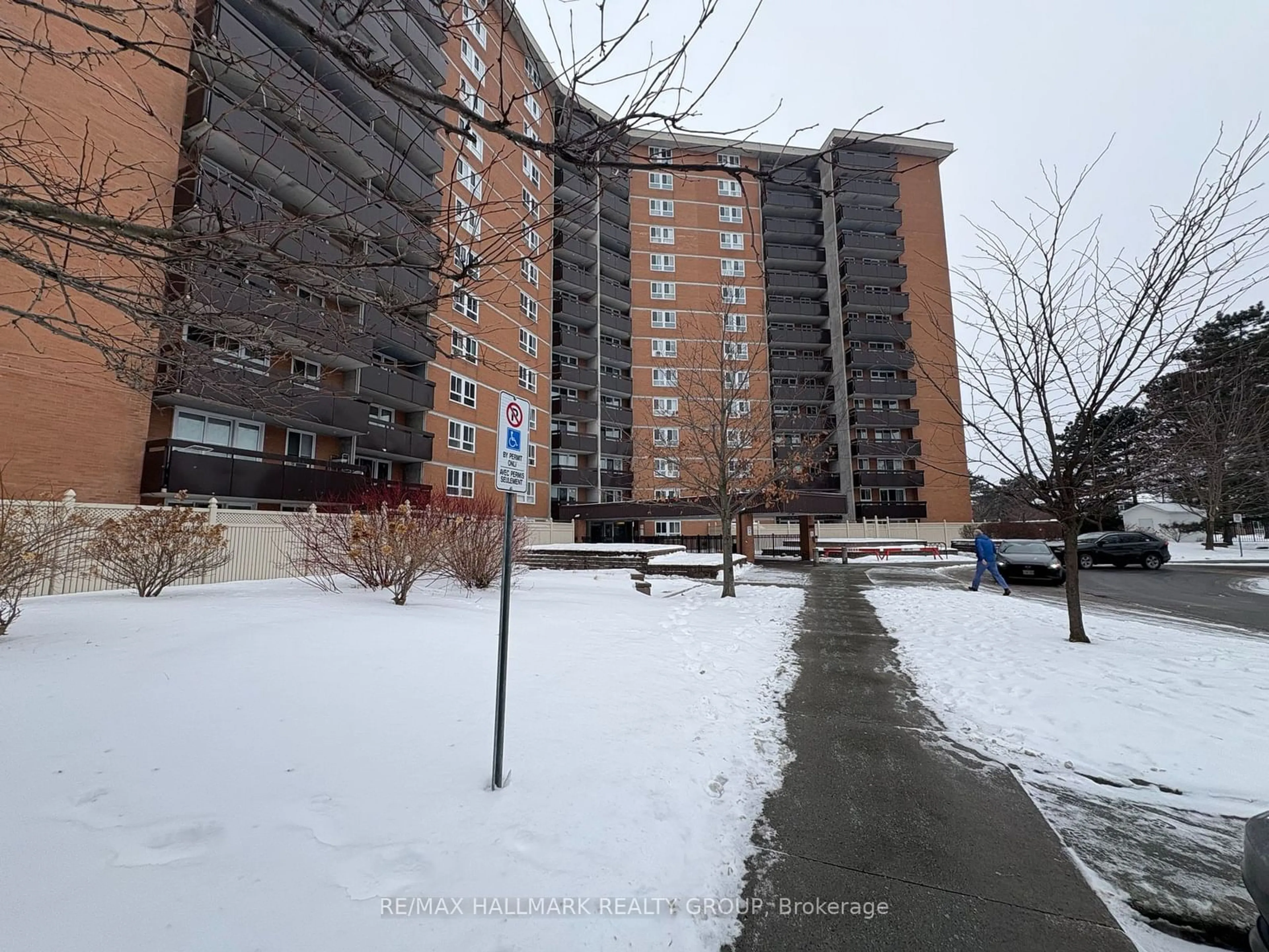 A pic from outside/outdoor area/front of a property/back of a property/a pic from drone, street for 2000 Jasmine Cres #605, Beacon Hill North - South and Area Ontario K1J 8K4