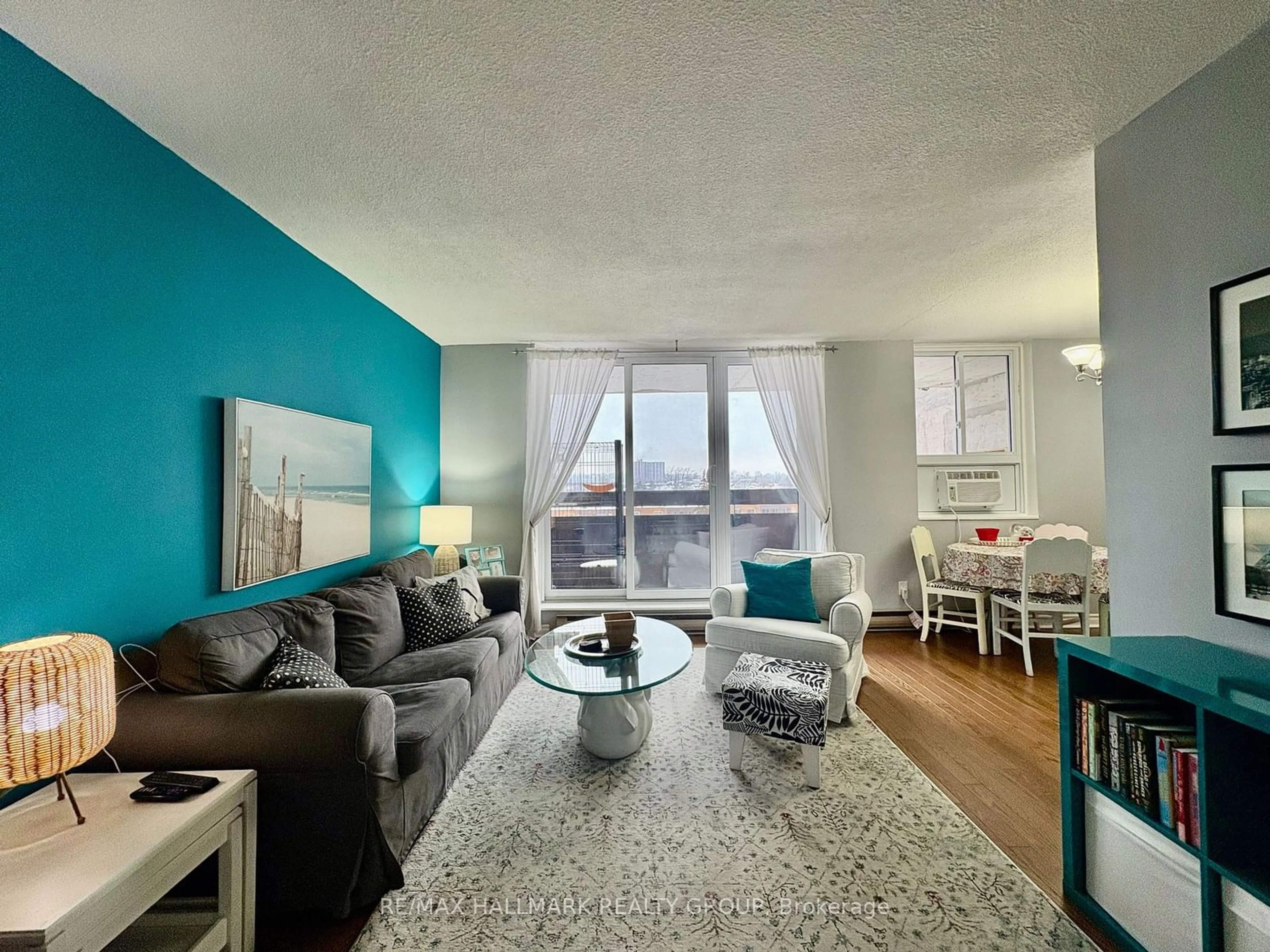 Living room with furniture, wood/laminate floor for 2000 Jasmine Cres #605, Beacon Hill North - South and Area Ontario K1J 8K4