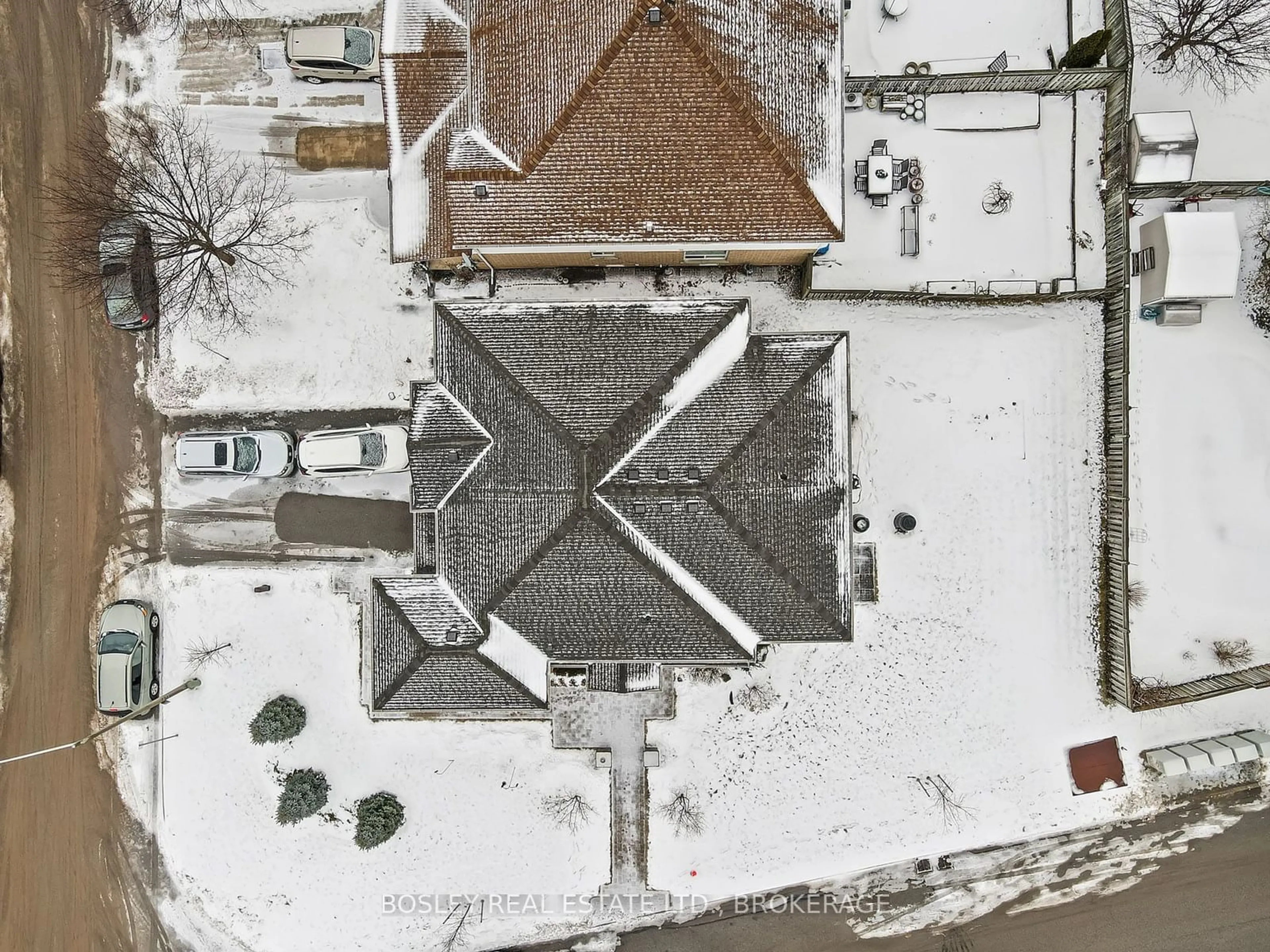 A pic from outside/outdoor area/front of a property/back of a property/a pic from drone, street for 4 Gonzalez Crt, Thorold Ontario L2V 5C1