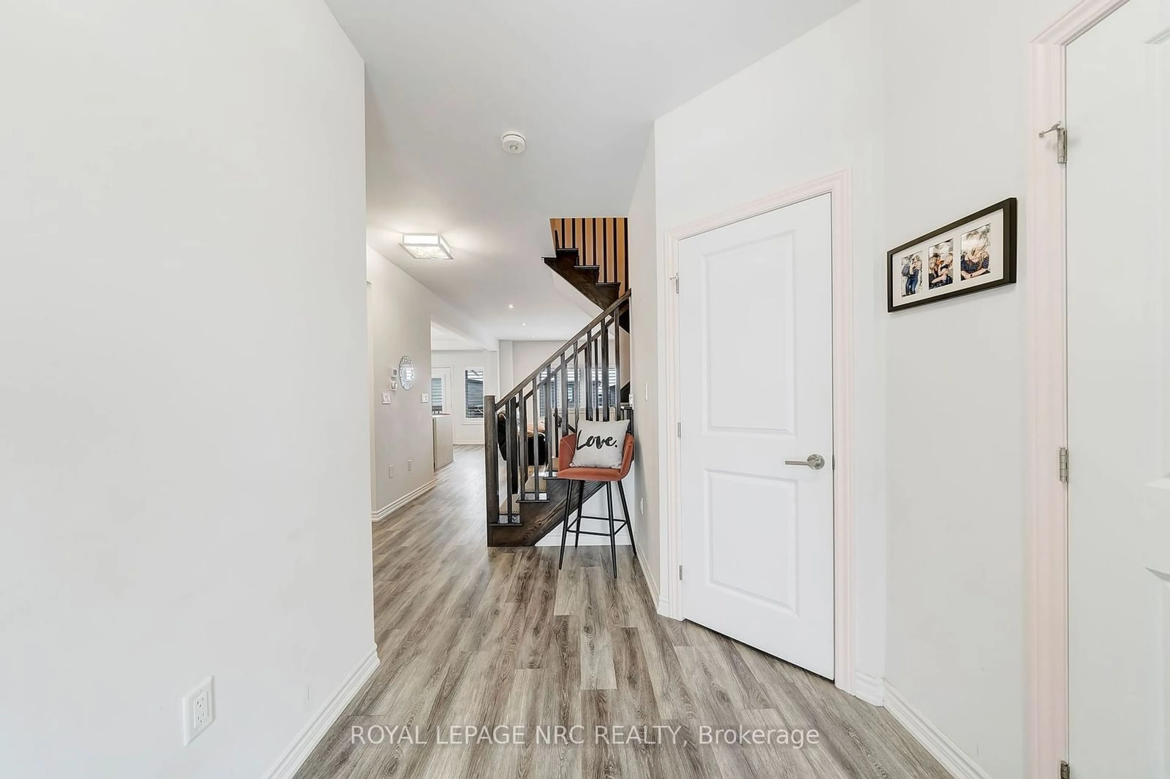 Indoor entryway for 4071 Thomas St, Lincoln Ontario L3J 0S5