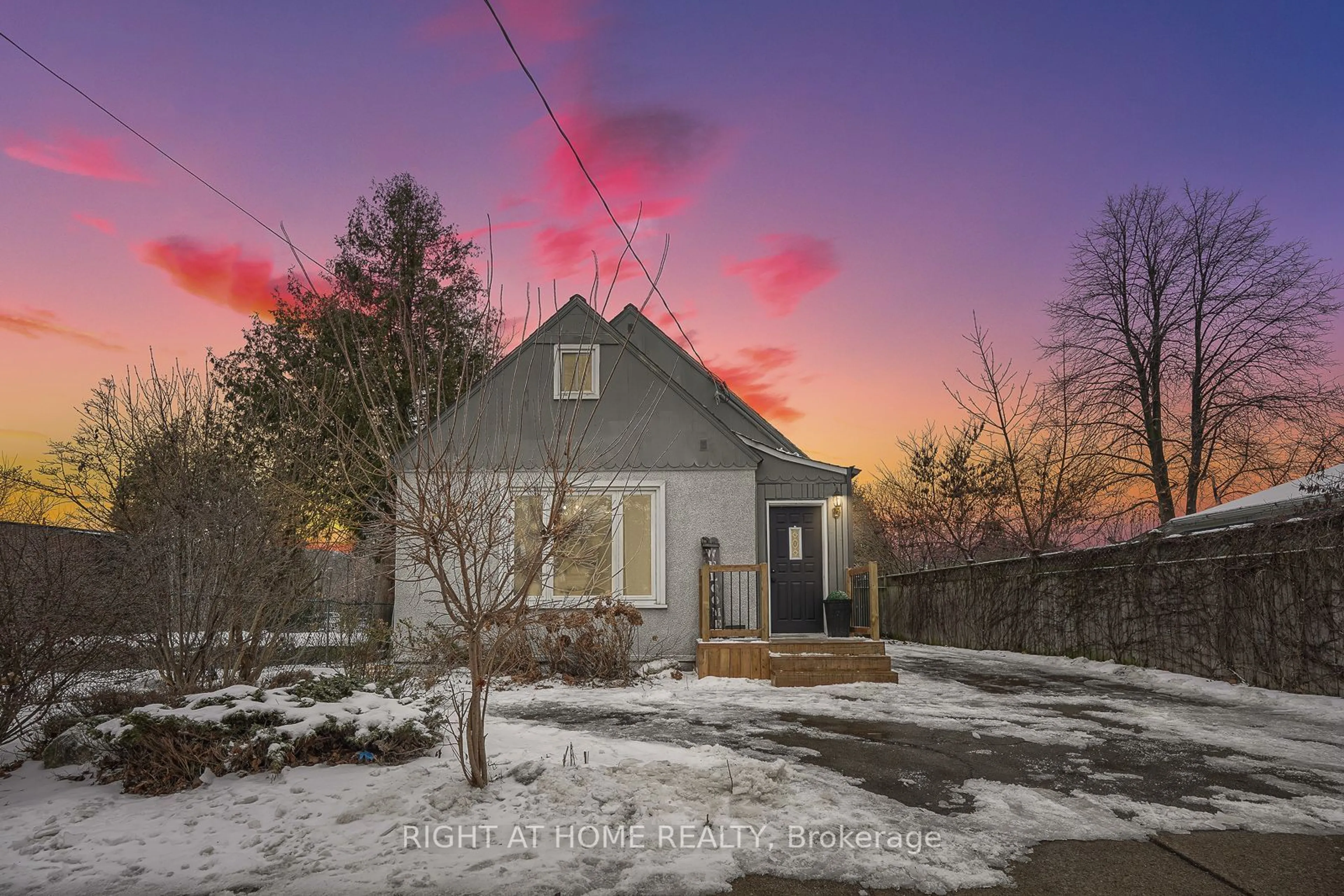 A pic from outside/outdoor area/front of a property/back of a property/a pic from drone, street for 108 King St, Hamilton Ontario L9H 1C4