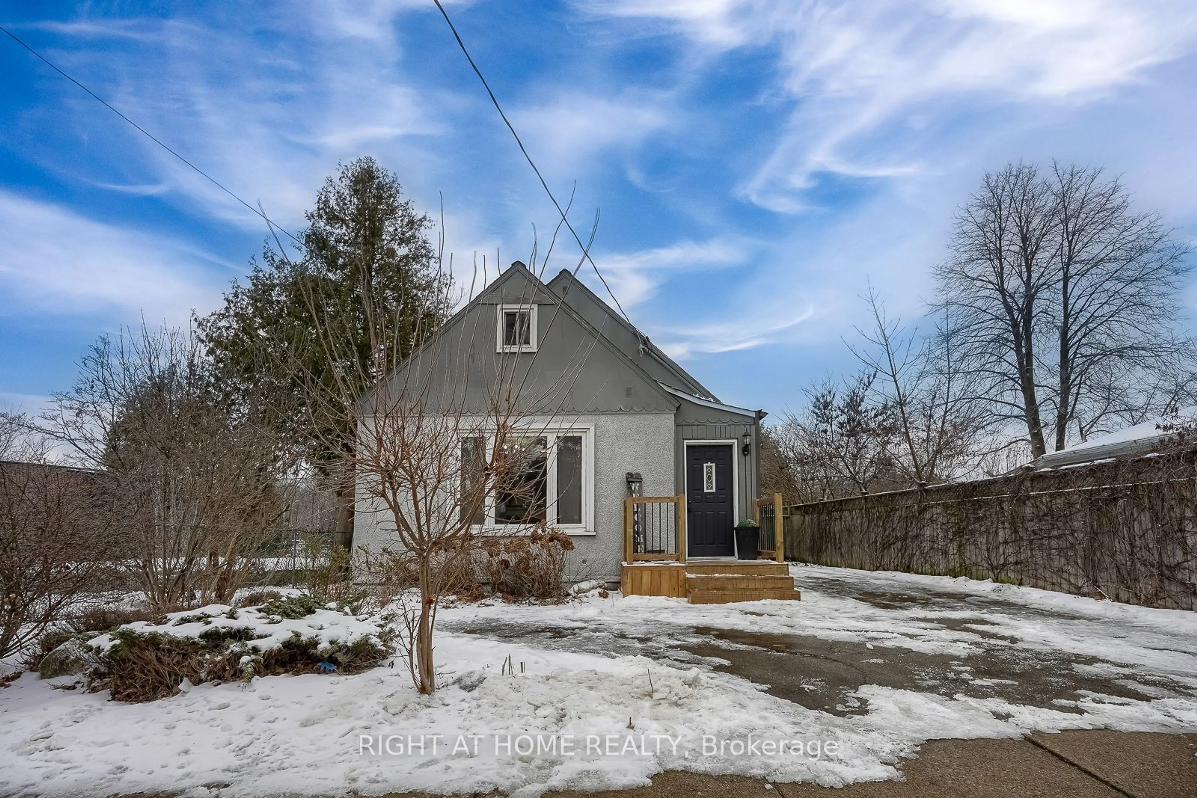 A pic from outside/outdoor area/front of a property/back of a property/a pic from drone, street for 108 King St, Hamilton Ontario L9H 1C4