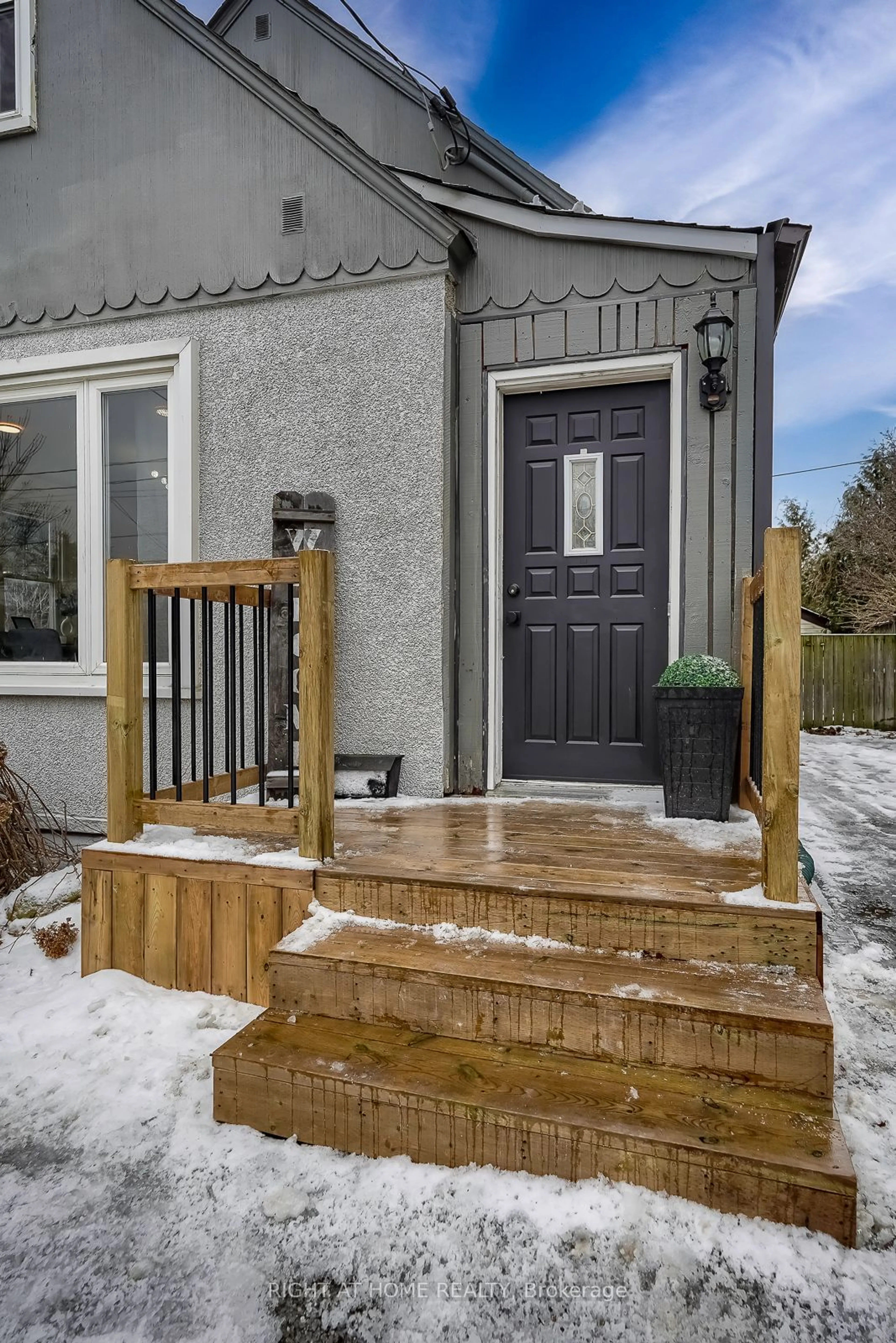 Indoor entryway for 108 King St, Hamilton Ontario L9H 1C4