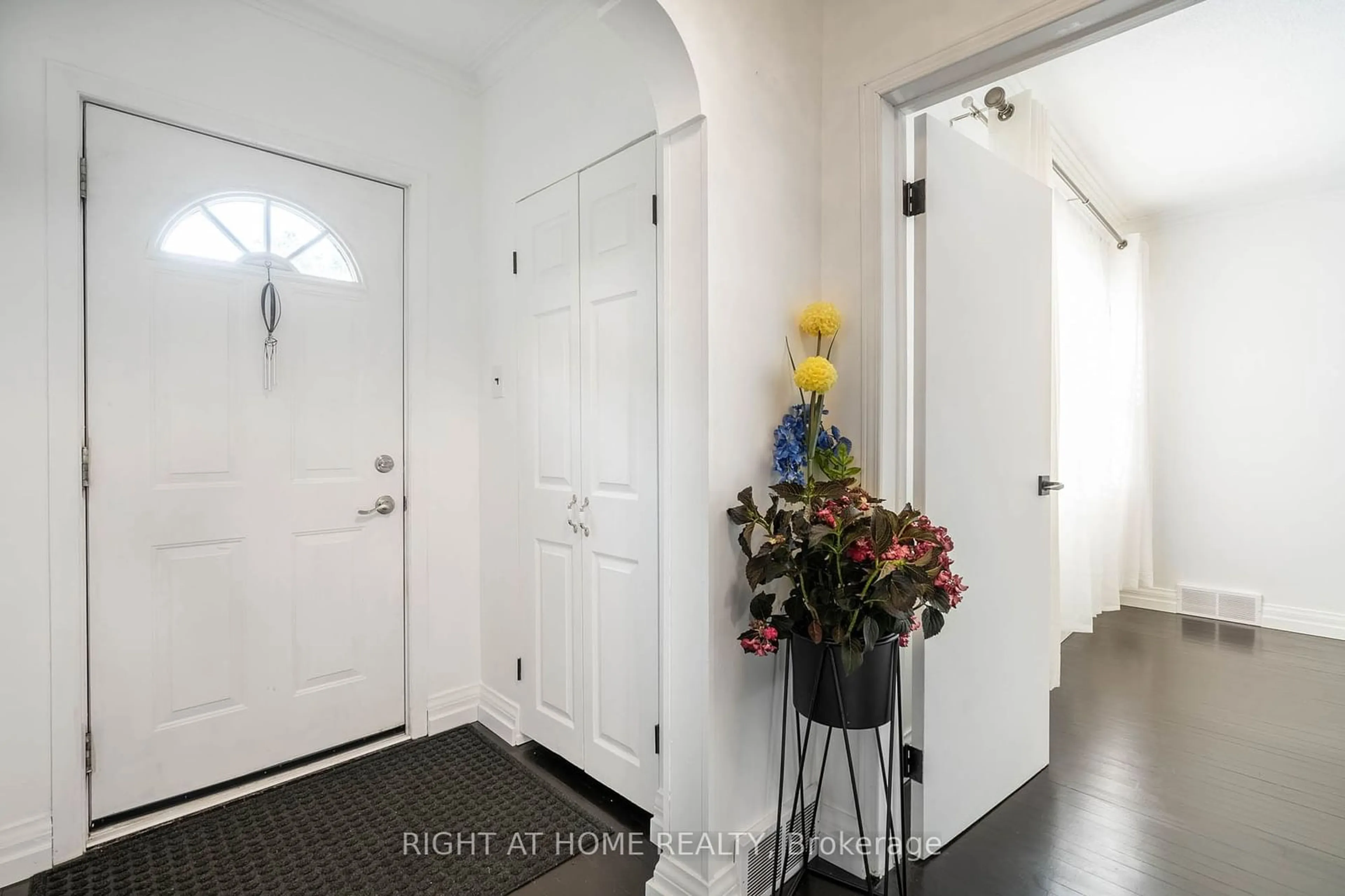 Indoor entryway for 105 Glenridge Ave, St. Catharines Ontario L2R 4X5