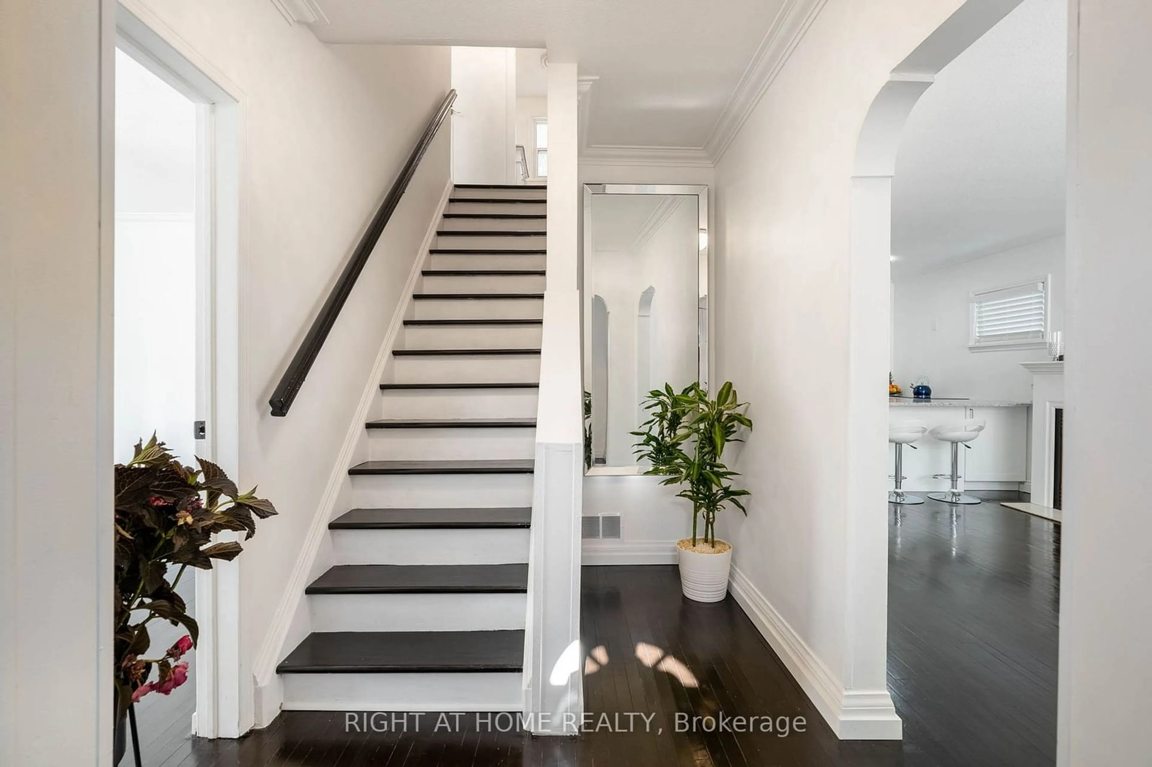 Indoor entryway for 105 Glenridge Ave, St. Catharines Ontario L2R 4X5