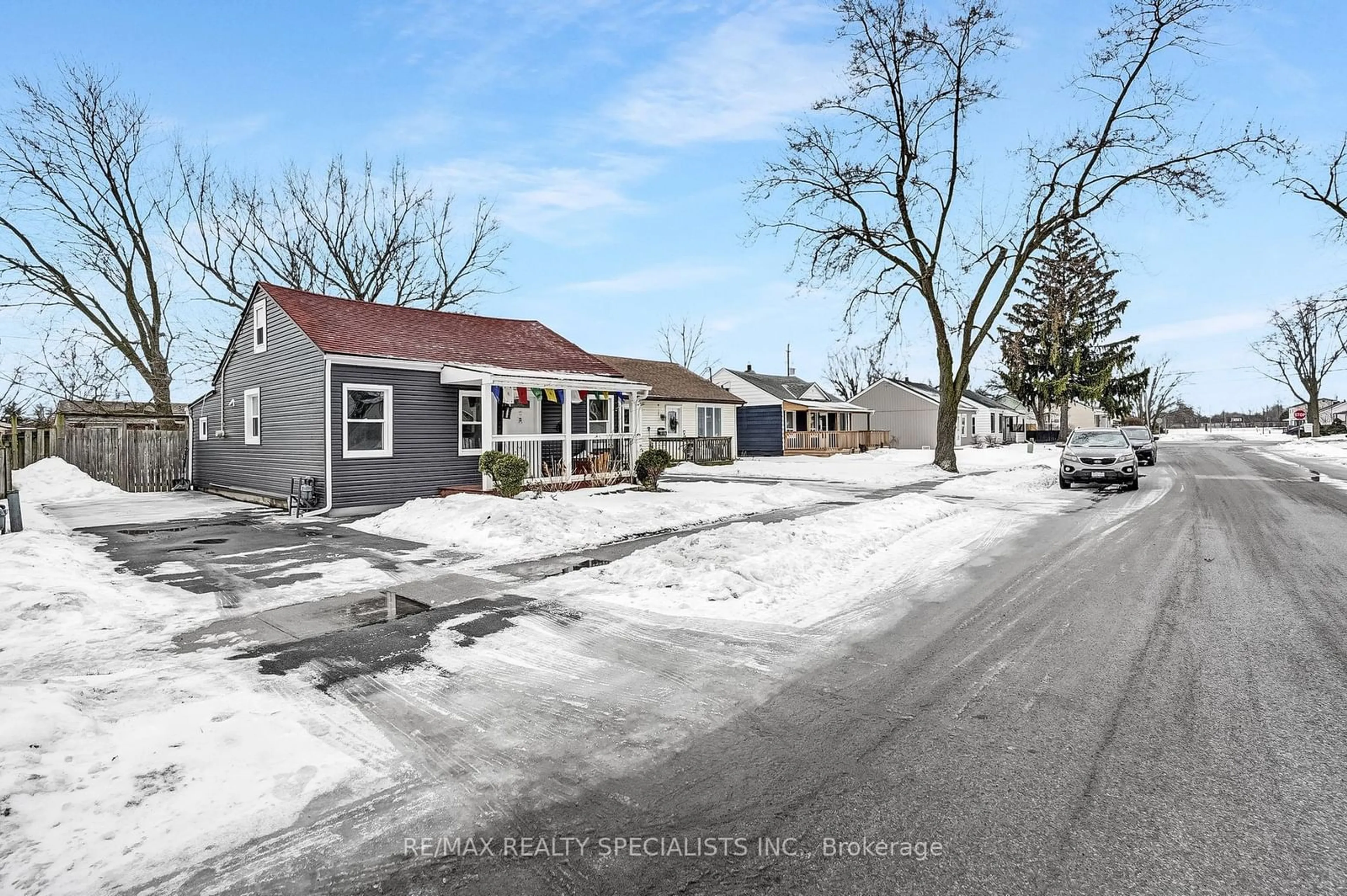 A pic from outside/outdoor area/front of a property/back of a property/a pic from drone, street for 6168 Cadham St, Niagara Falls Ontario L2G 3A3