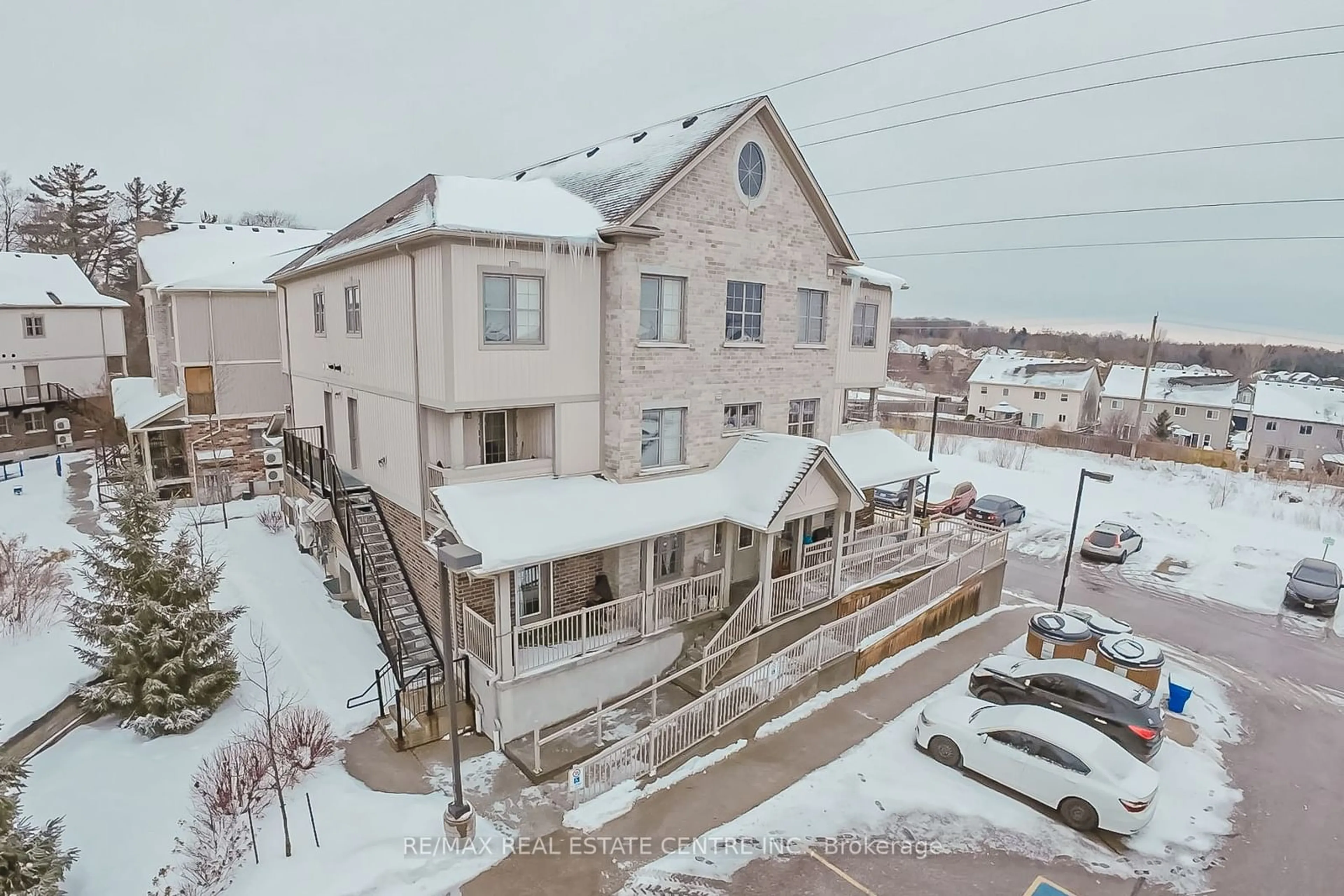 A pic from outside/outdoor area/front of a property/back of a property/a pic from drone, unknown for 255 Maitland St #3D, Kitchener Ontario N2R 0C8