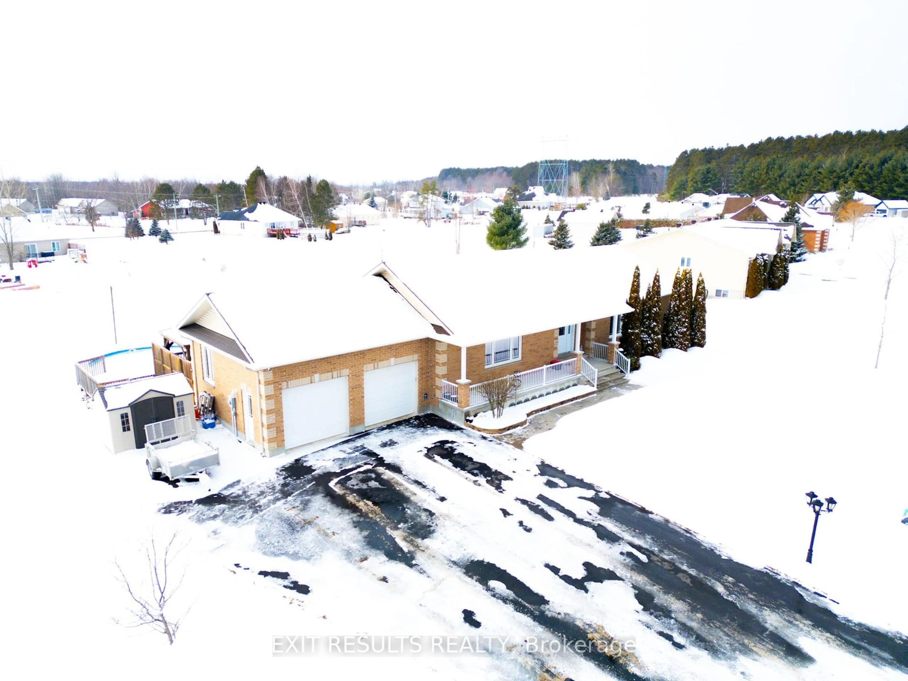 A pic from outside/outdoor area/front of a property/back of a property/a pic from drone, building for 1041 Colette St, Clarence-Rockland Ontario K0A 1E0