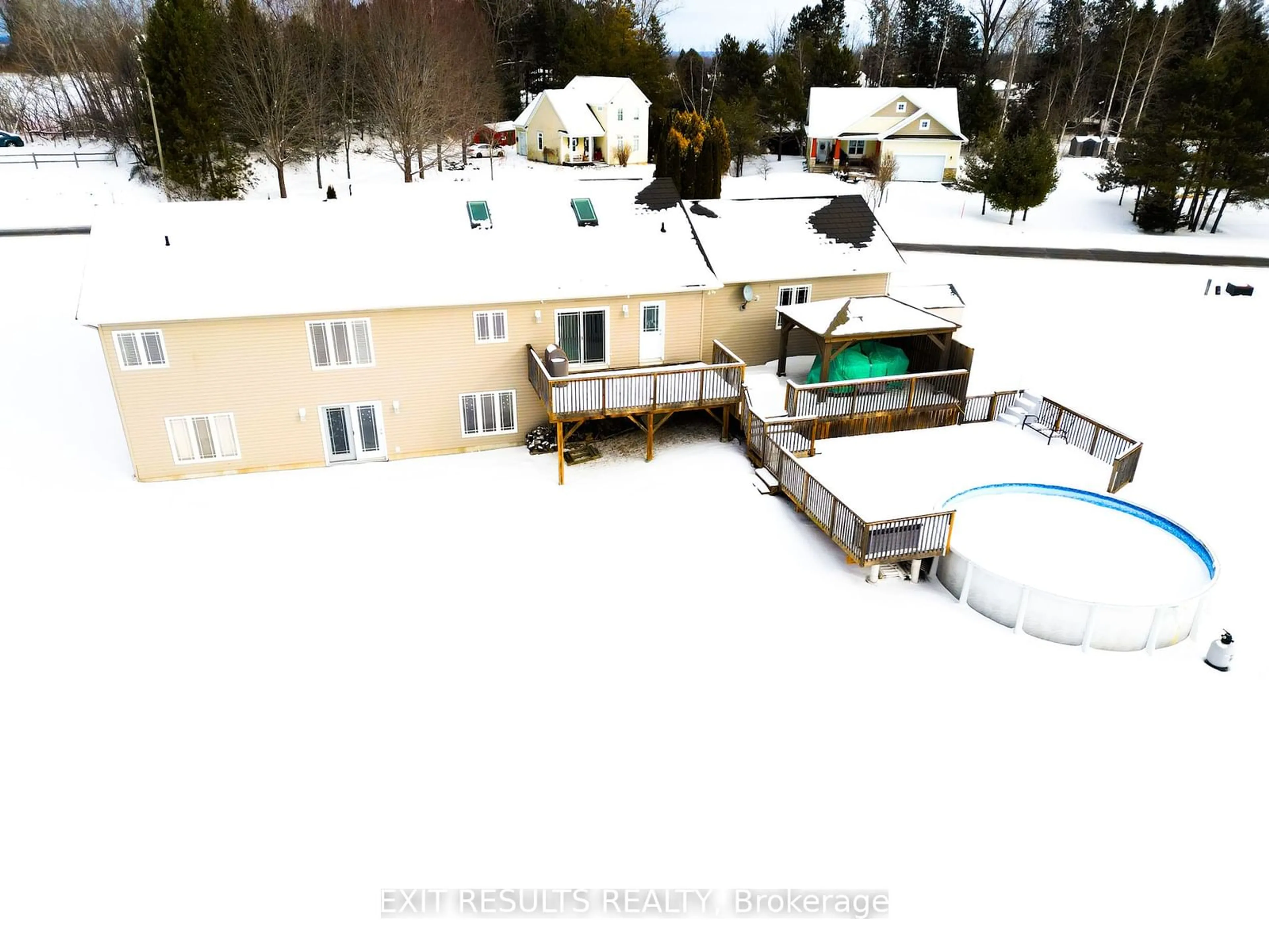 A pic from outside/outdoor area/front of a property/back of a property/a pic from drone, mountain view for 1041 Colette St, Clarence-Rockland Ontario K0A 1E0