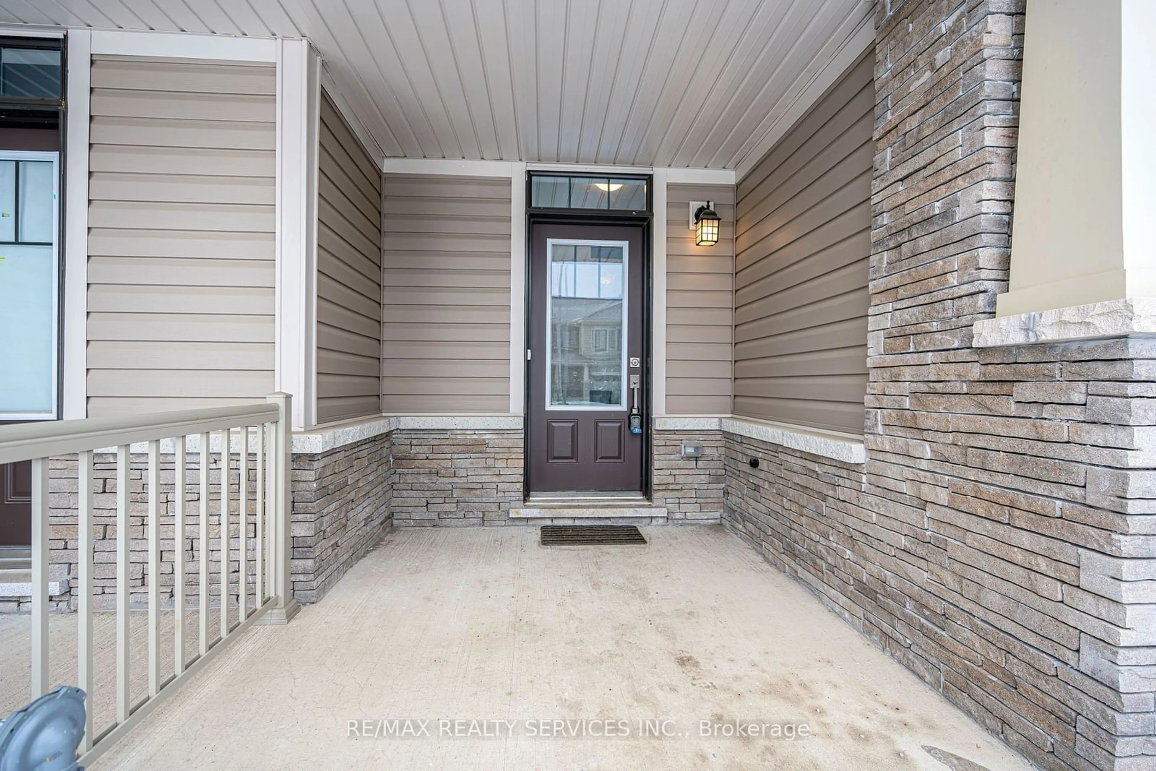 Indoor entryway for 119 Brighton Lane, Thorold Ontario L2V 0N7