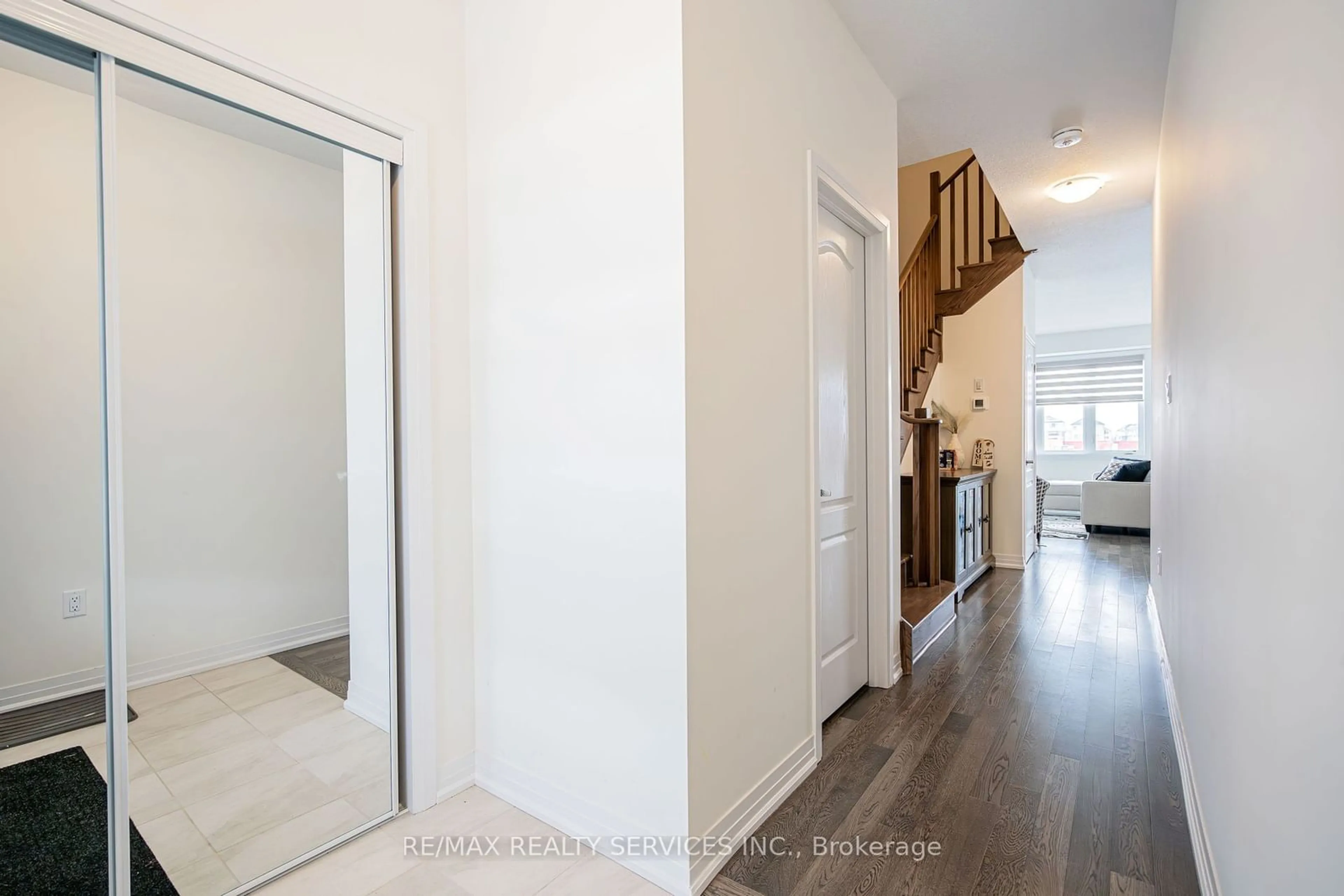 Indoor entryway for 119 Brighton Lane, Thorold Ontario L2V 0N7