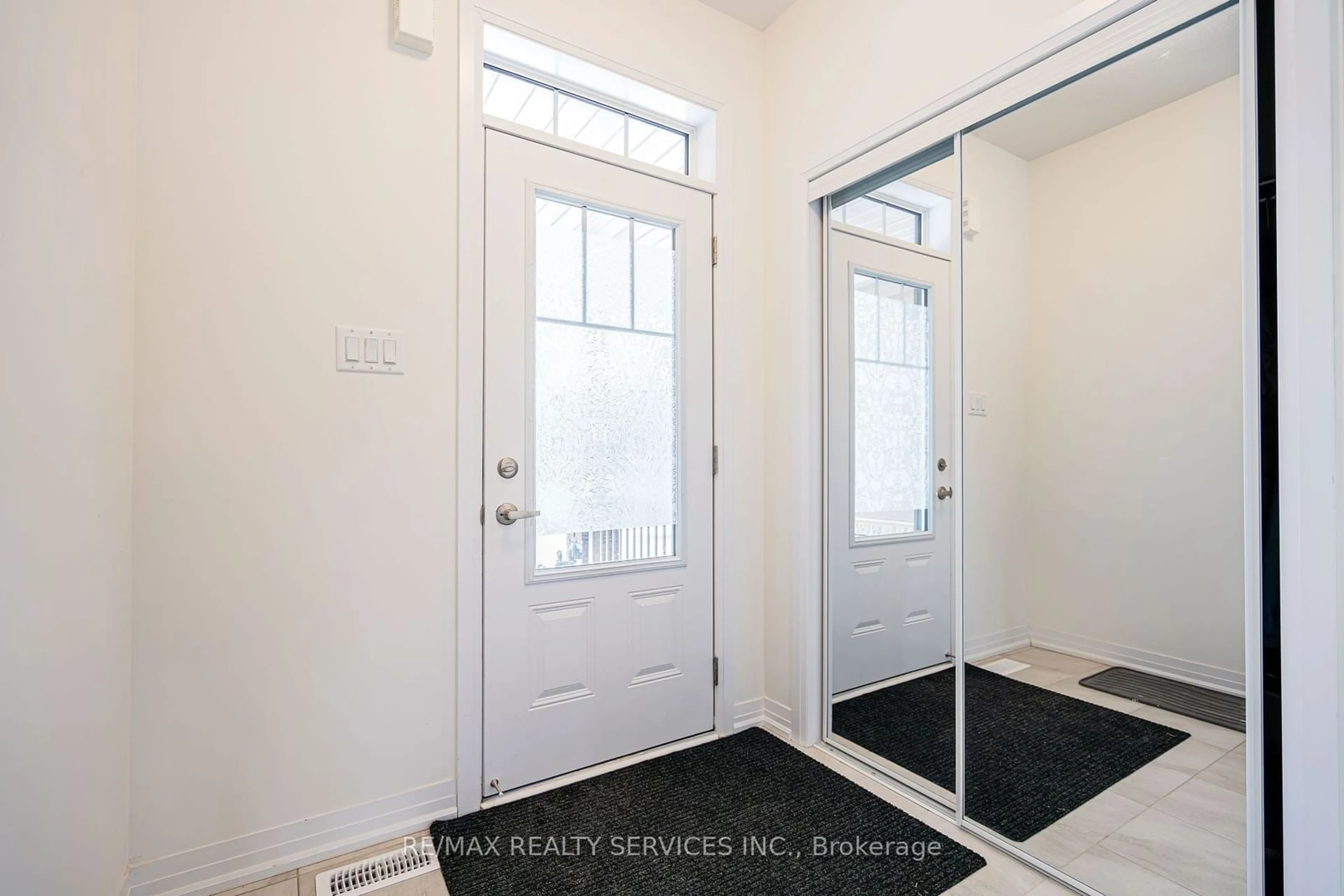 Indoor entryway for 119 Brighton Lane, Thorold Ontario L2V 0N7