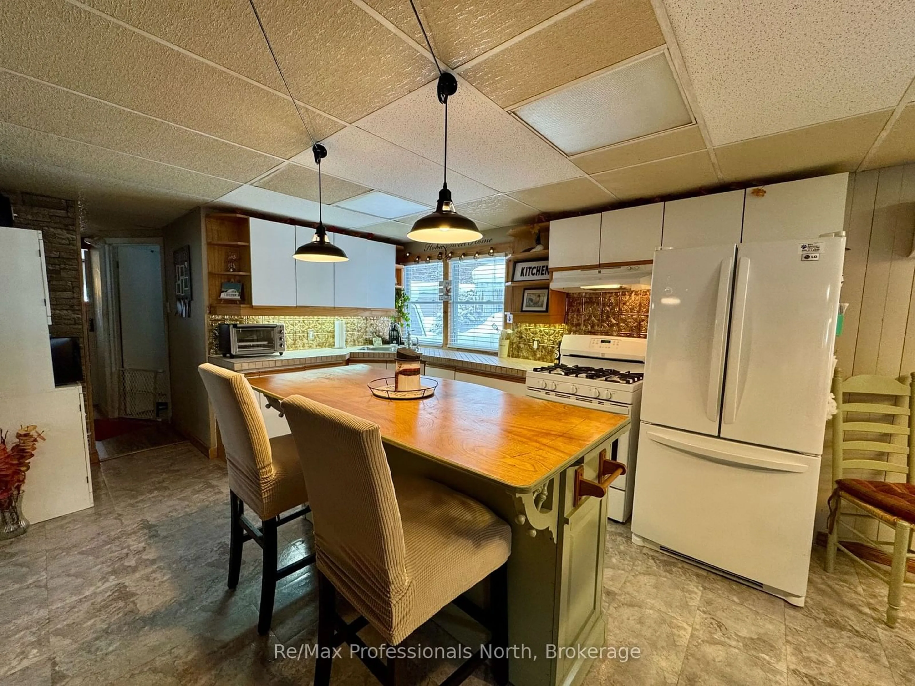 Open concept kitchen, unknown for 1007 Racoon Rd #54, Gravenhurst Ontario P1P 0C3