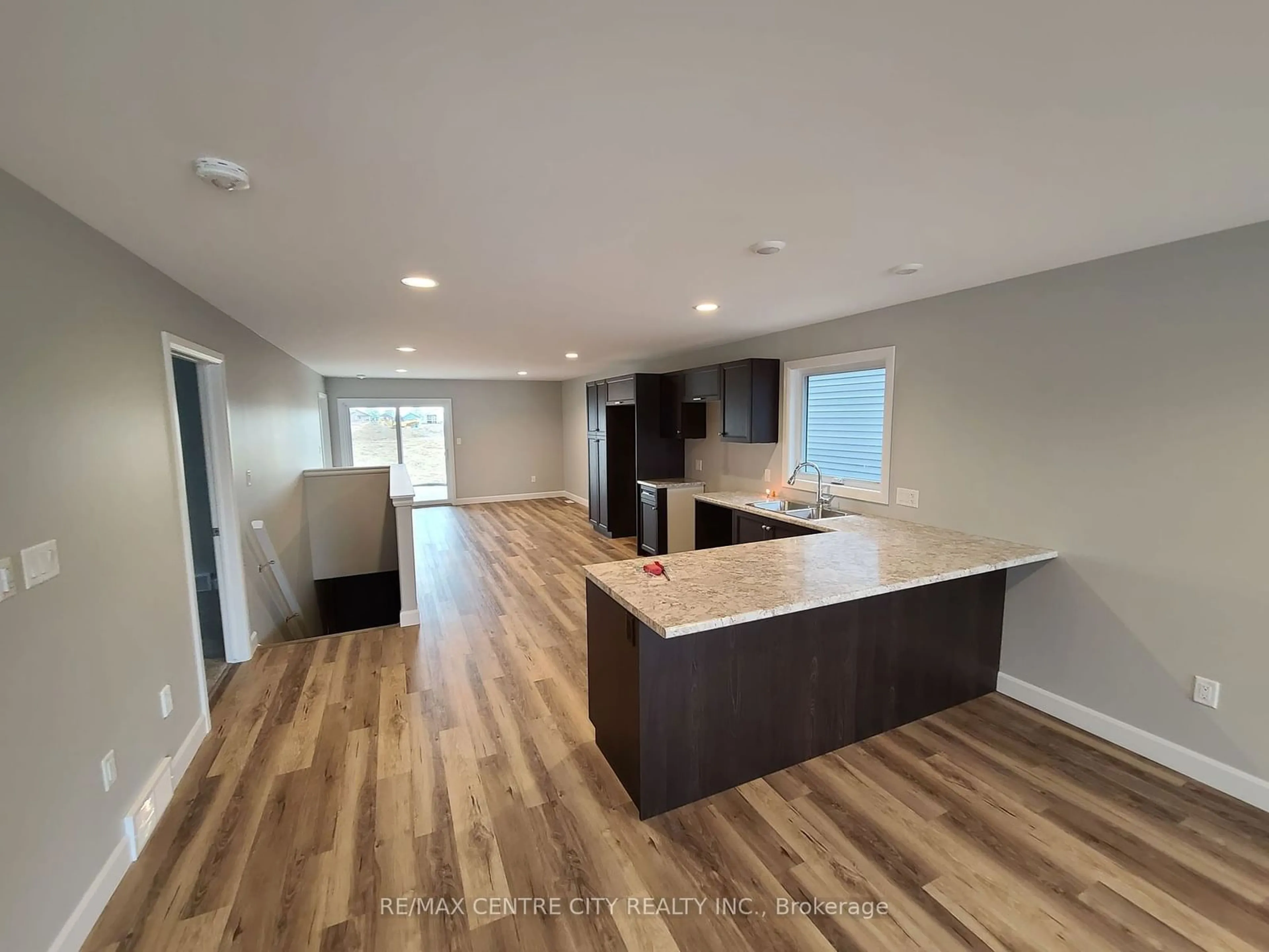 Open concept kitchen, wood/laminate floor for 137 Arrowhead Lane, Chatham-Kent Ontario N7M 0T2