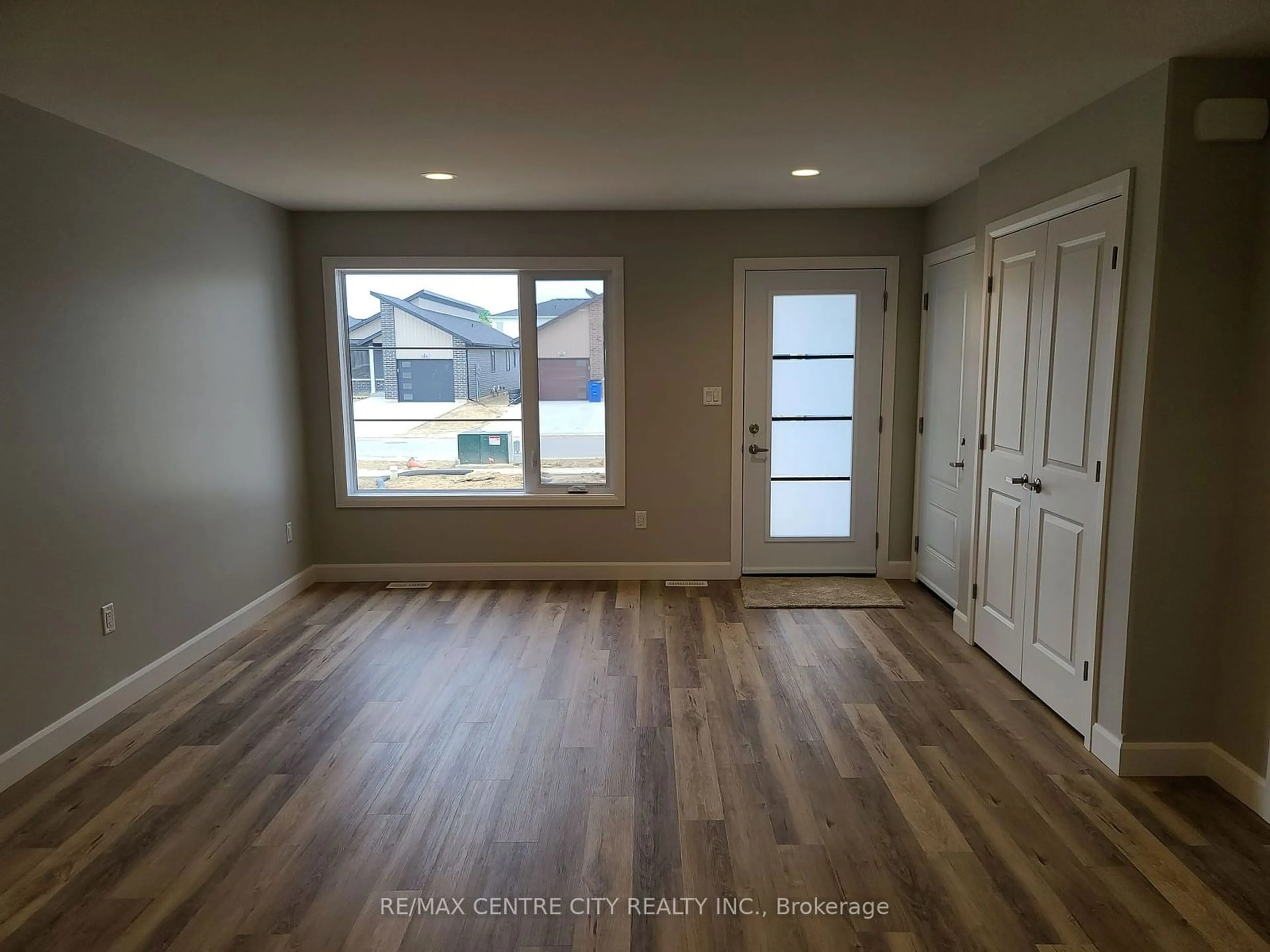 Indoor entryway for 137 Arrowhead Lane, Chatham-Kent Ontario N7M 0T2