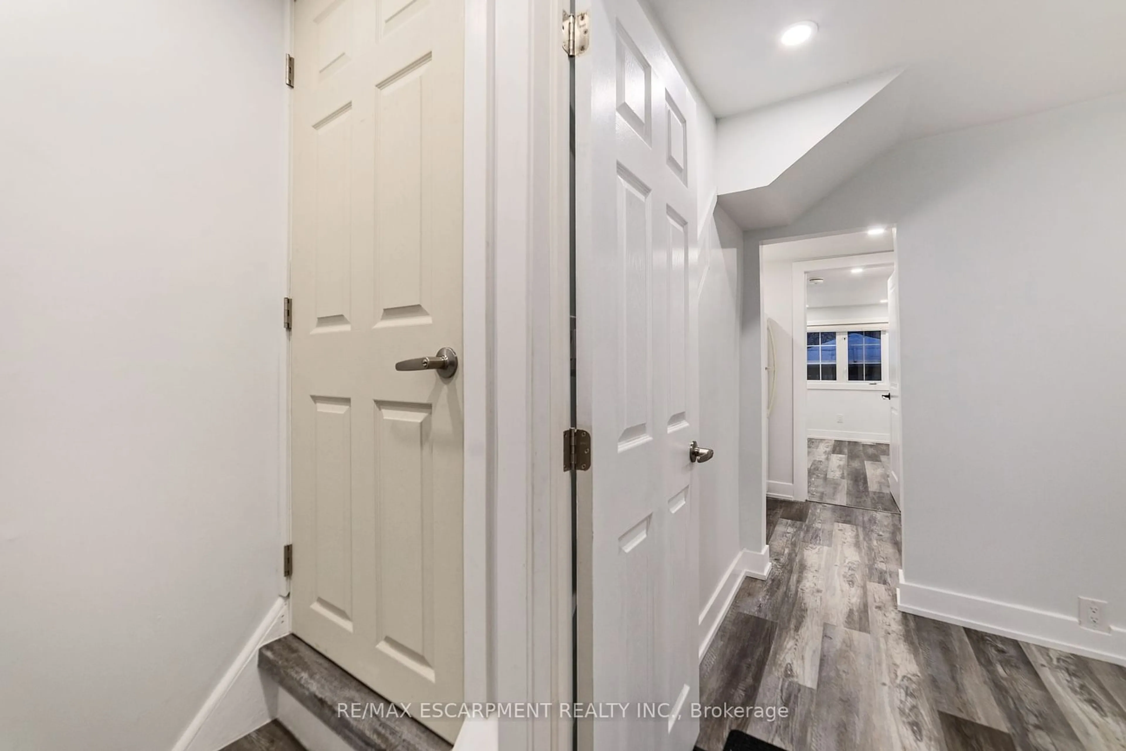 Indoor entryway for 173 Harmony Ave, Hamilton Ontario L8H 4Y6