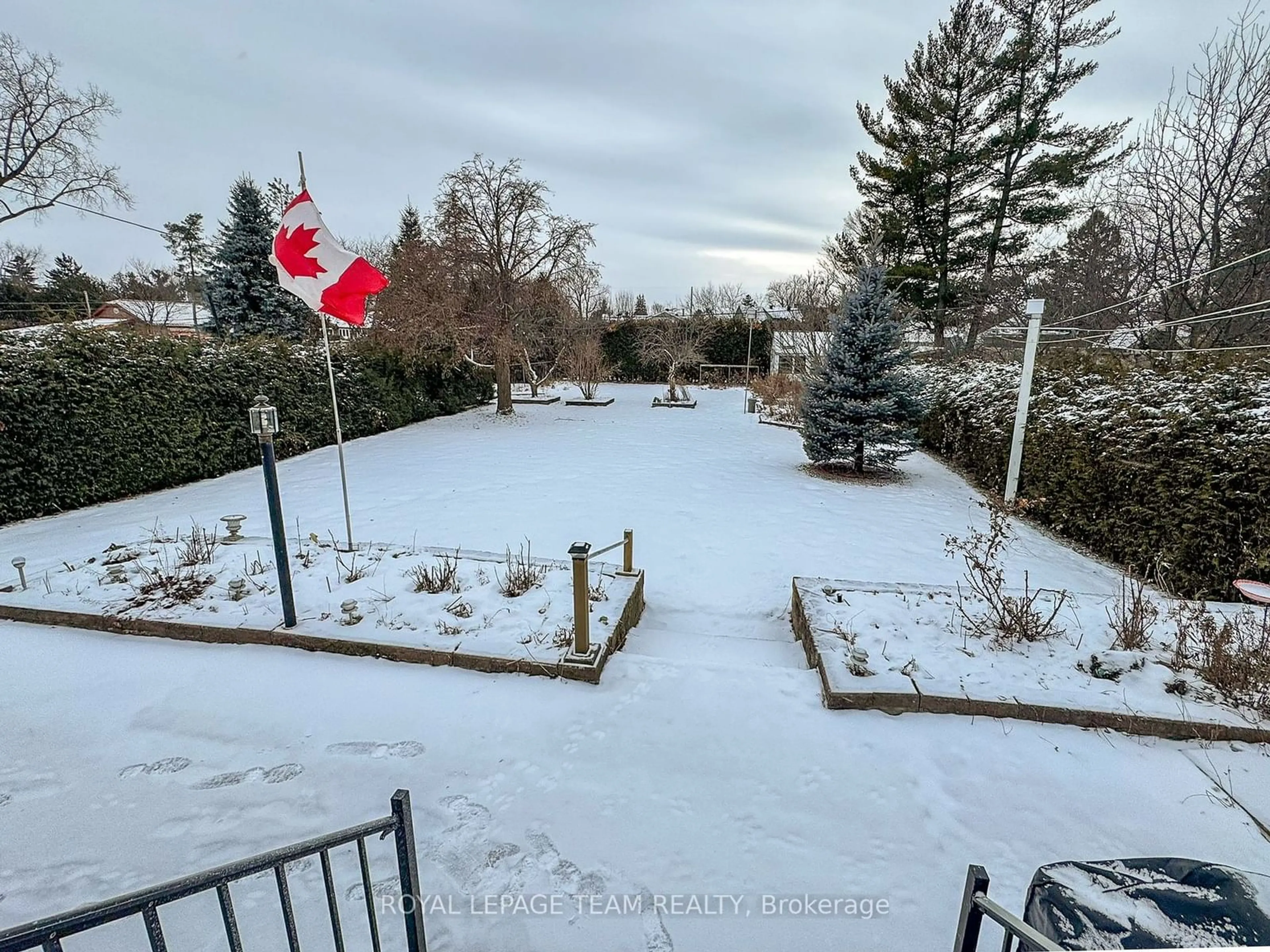 A pic from outside/outdoor area/front of a property/back of a property/a pic from drone, mountain view for 70 CROWNHILL St, Beacon Hill North - South and Area Ontario K1J 7K8