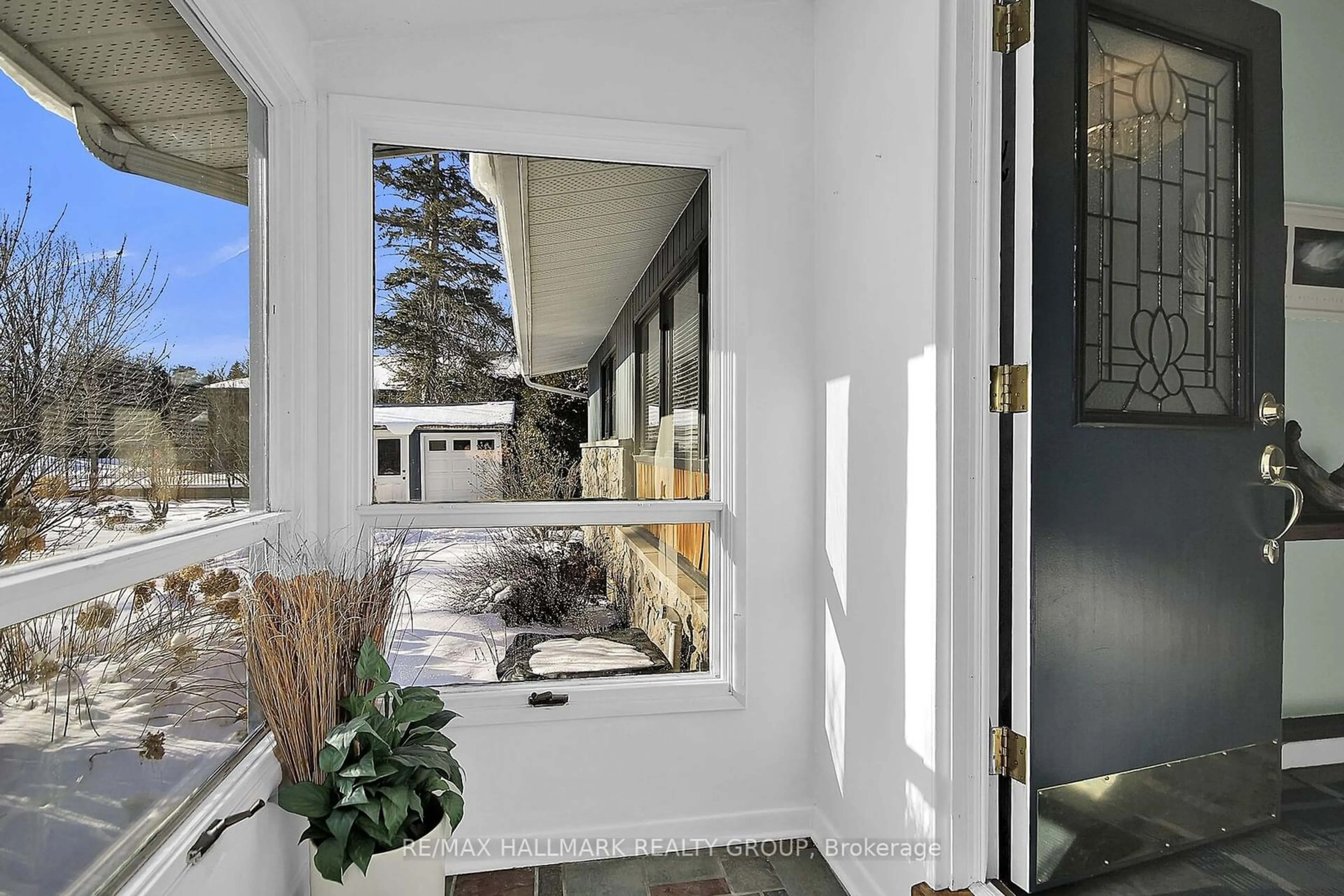 Indoor entryway for 133 James Cummings Ave, Crystal Bay - Rocky Point - Bayshore Ontario K2H 8C9