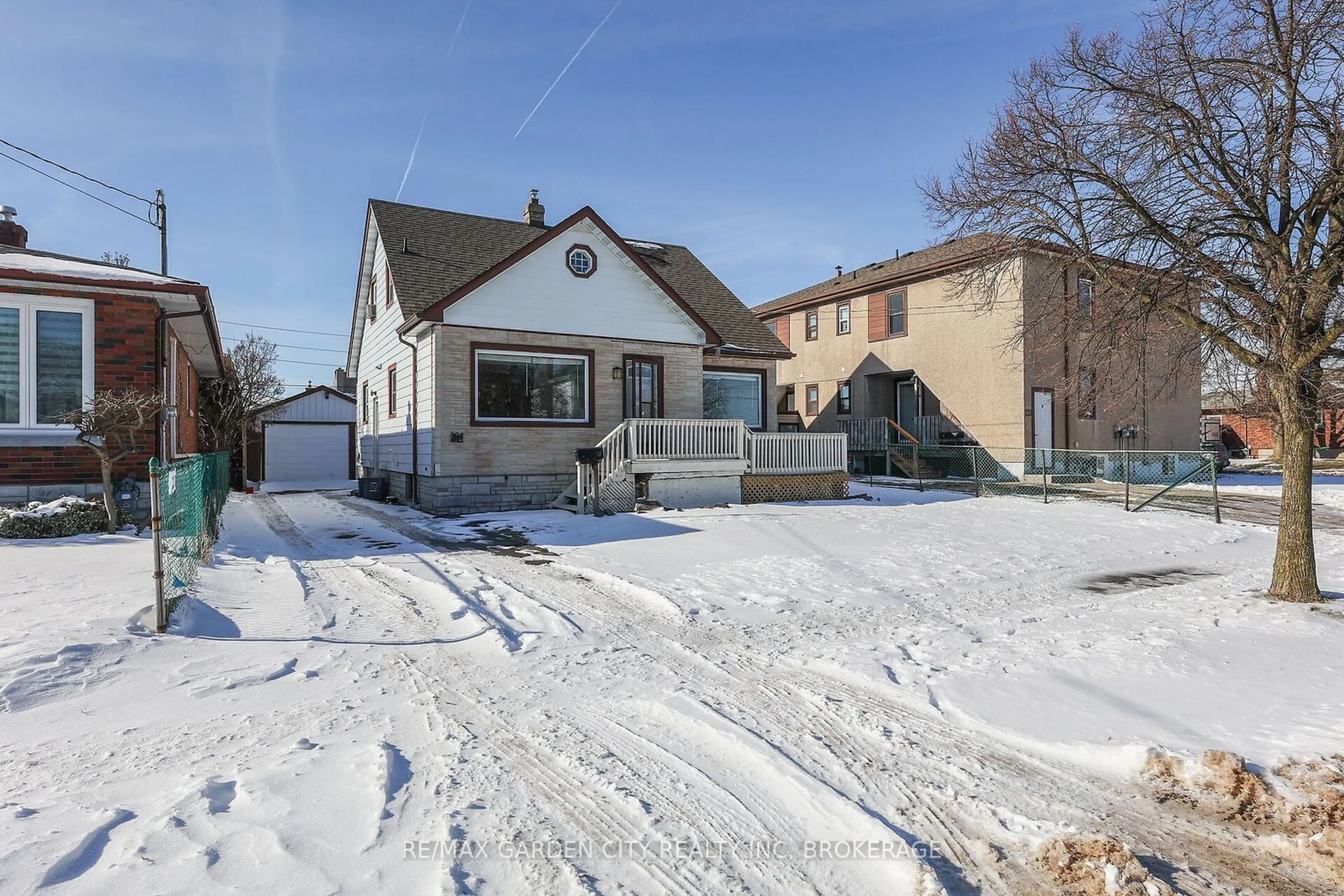 A pic from outside/outdoor area/front of a property/back of a property/a pic from drone, street for 133 Lyons Ave, Welland Ontario L3B 1M3