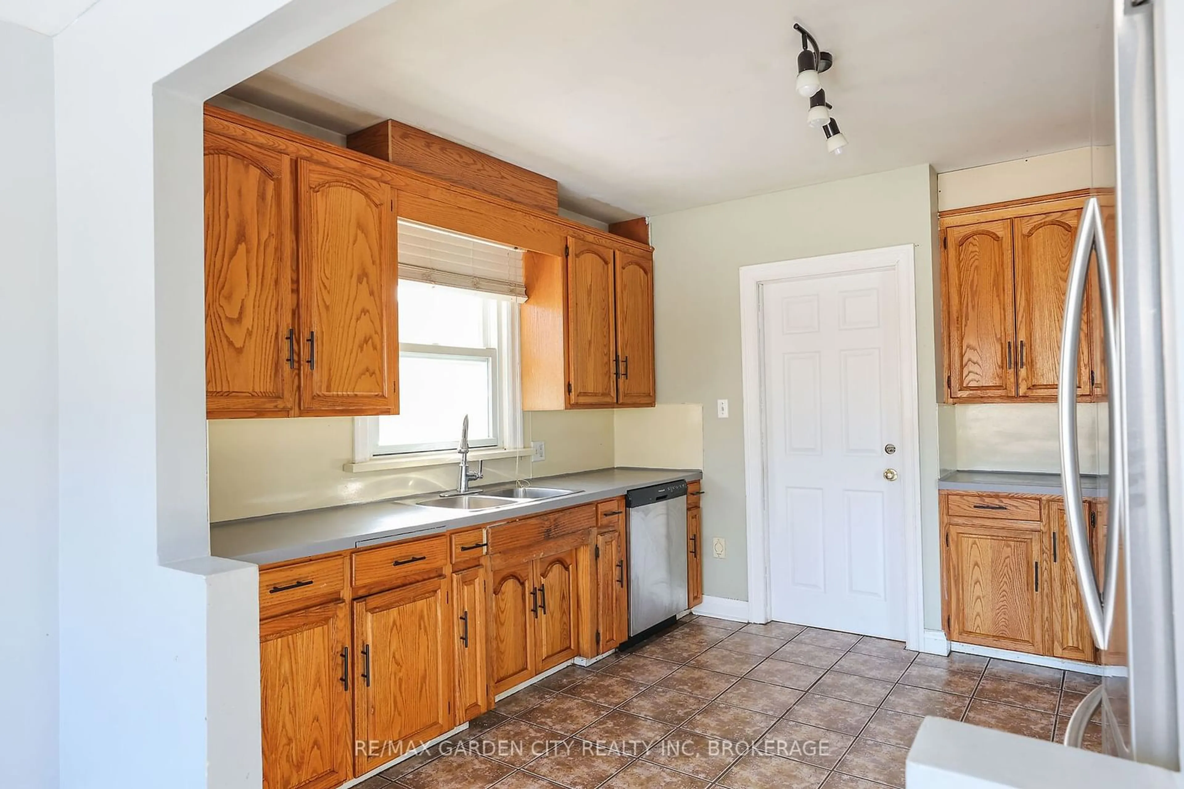 Standard kitchen, unknown for 133 Lyons Ave, Welland Ontario L3B 1M3