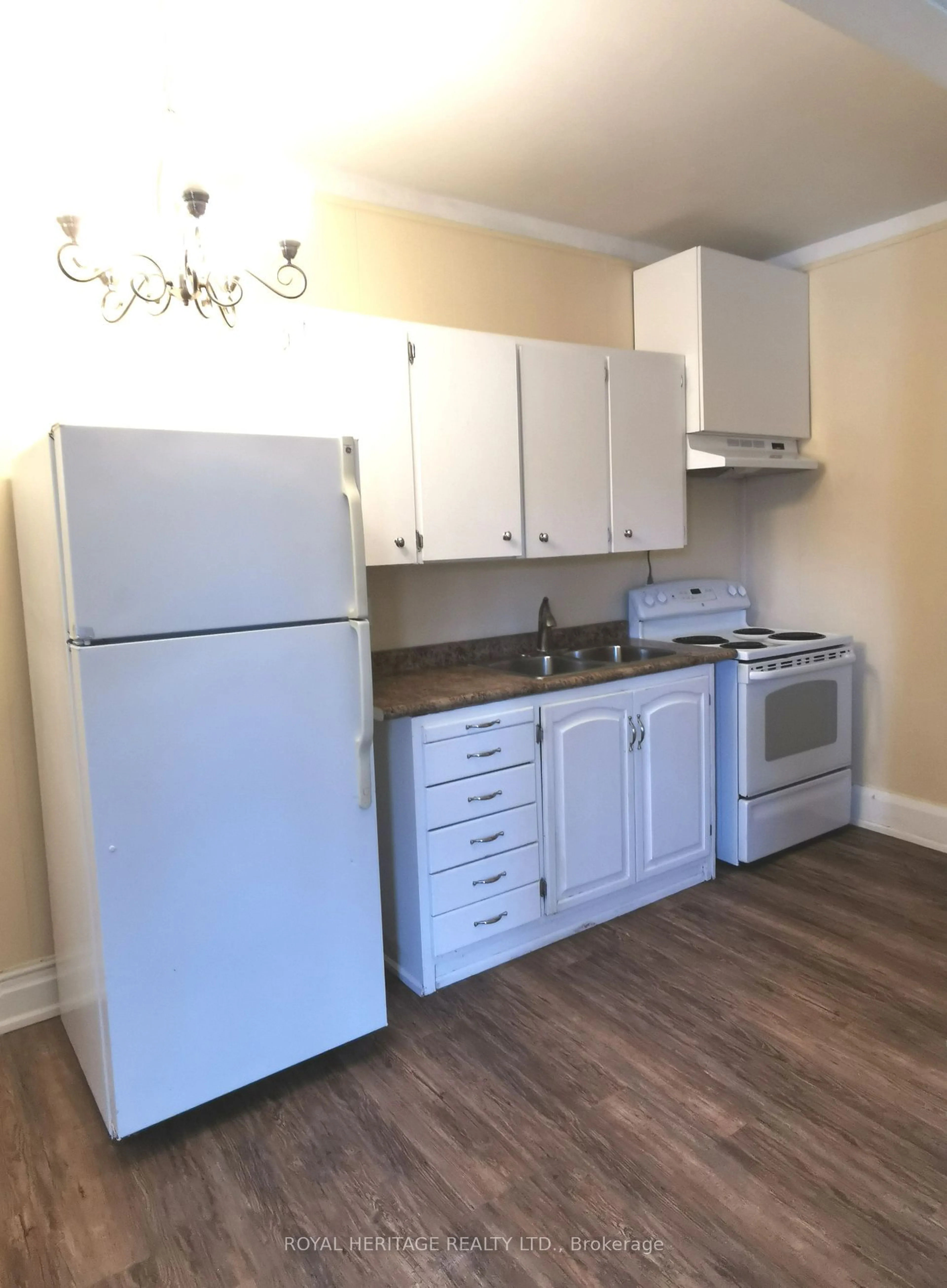 Standard kitchen, wood/laminate floor for 41 Elgin St, Kawartha Lakes Ontario K9V 3W4