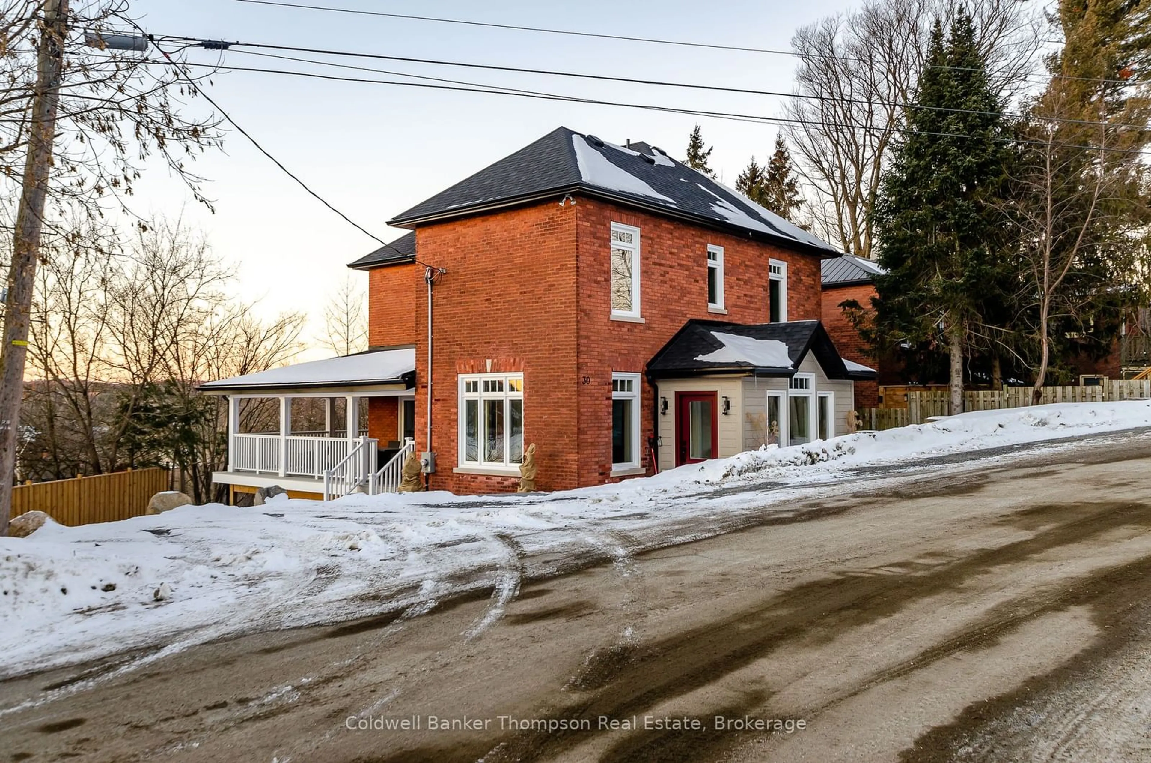 A pic from outside/outdoor area/front of a property/back of a property/a pic from drone, street for 30 Minerva St, Huntsville Ontario P1H 1V6