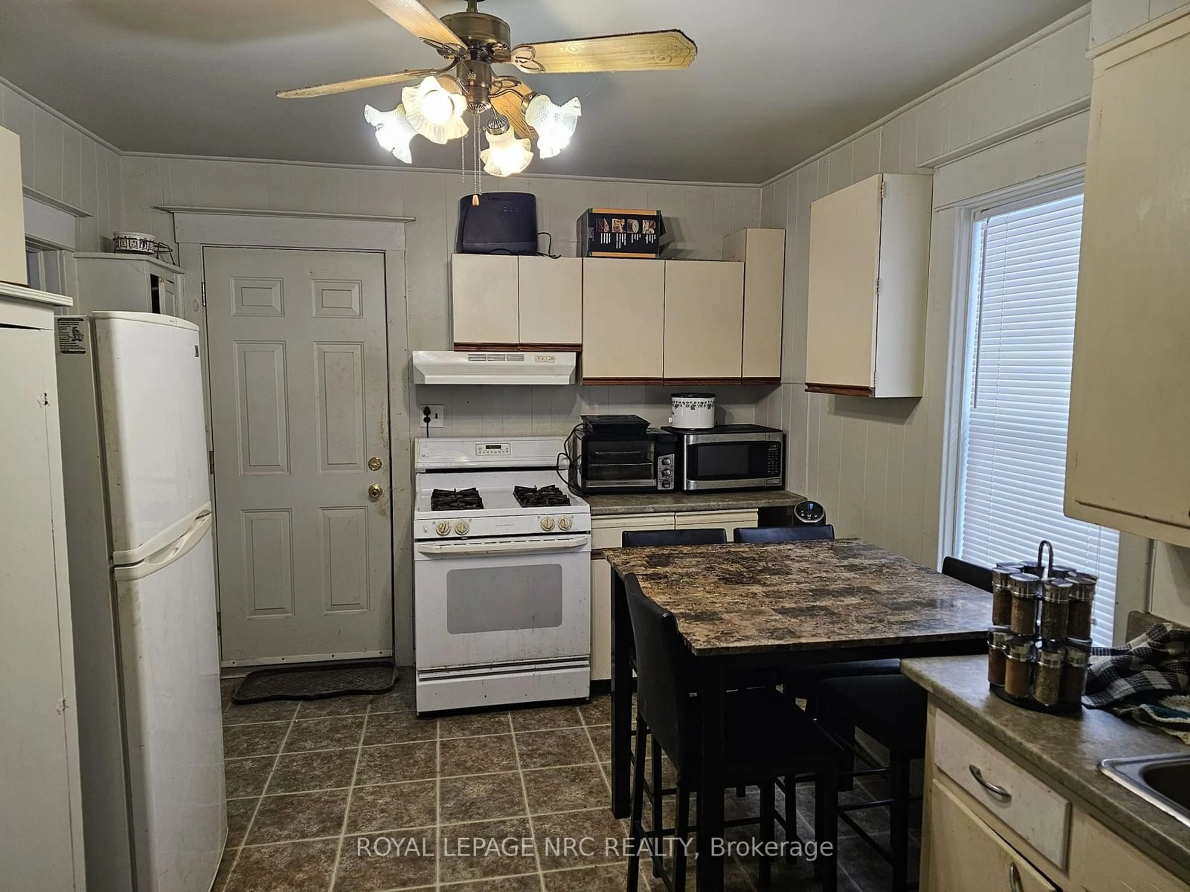 Standard kitchen, unknown for 37 Cohoe St, Welland Ontario L3B 3V2