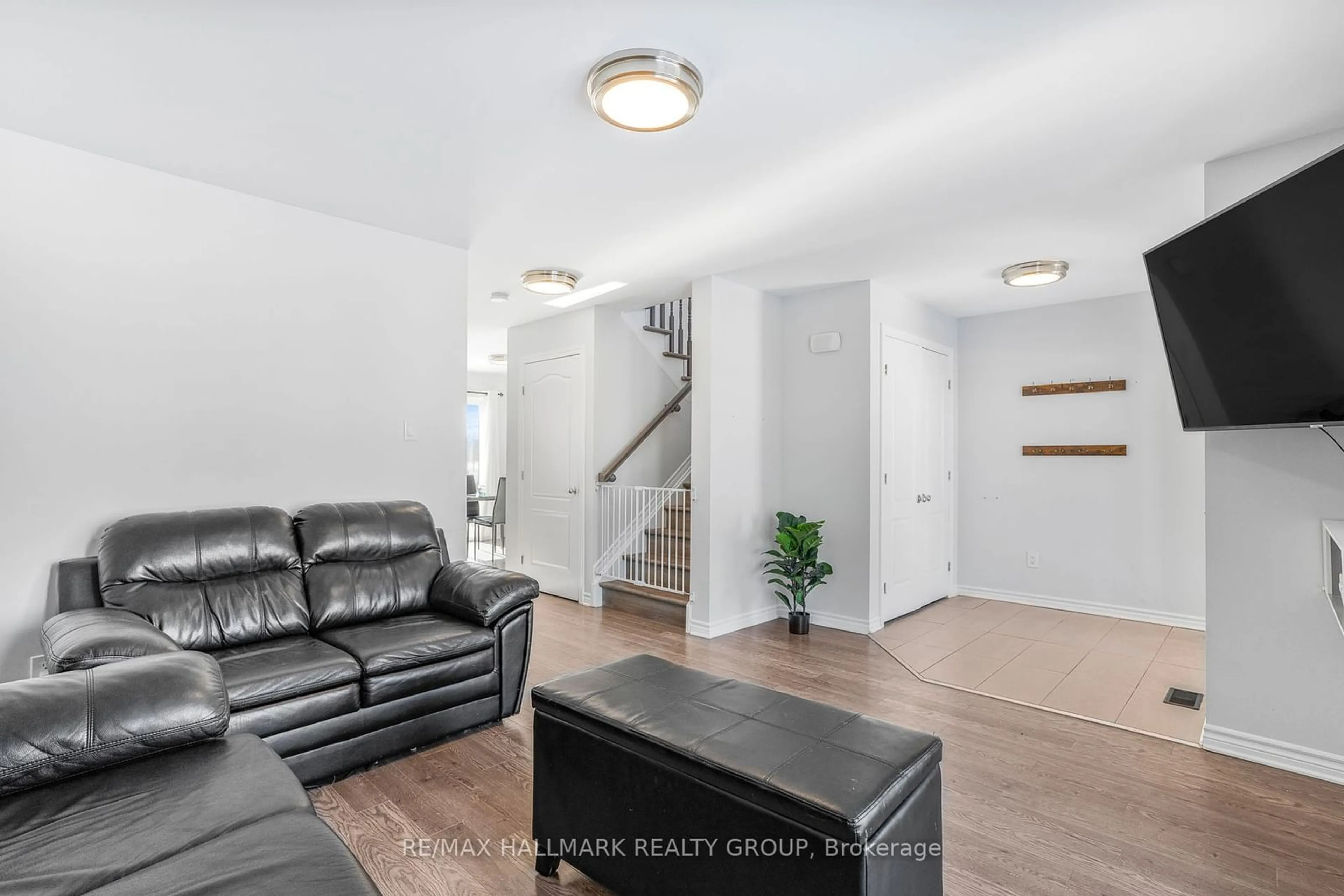 Living room with furniture, unknown for 314 TRILLIUM Crct, Alfred and Plantagenet Ontario K0A 3K0