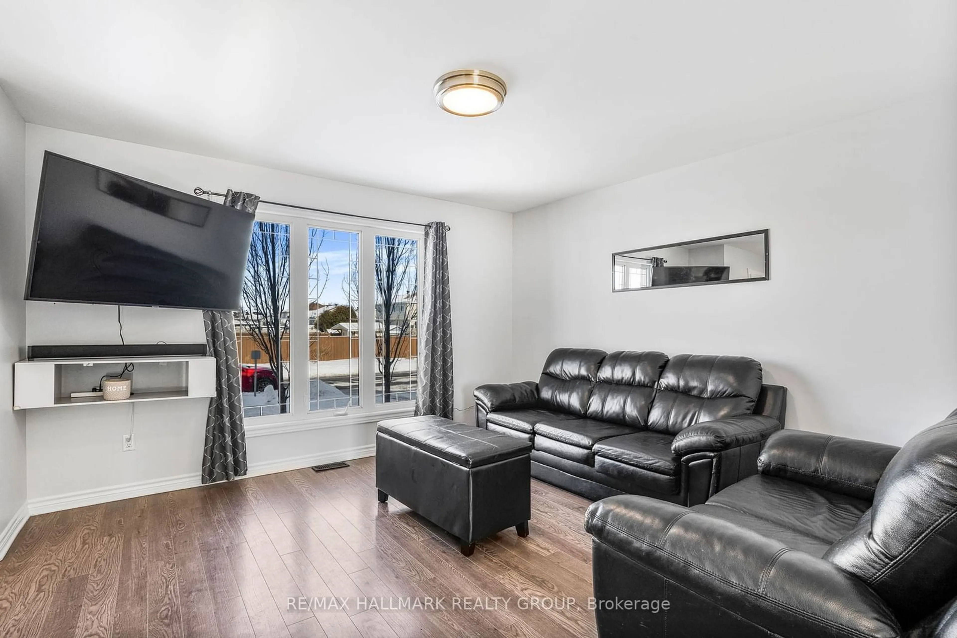 Living room with furniture, wood/laminate floor for 314 TRILLIUM Crct, Alfred and Plantagenet Ontario K0A 3K0