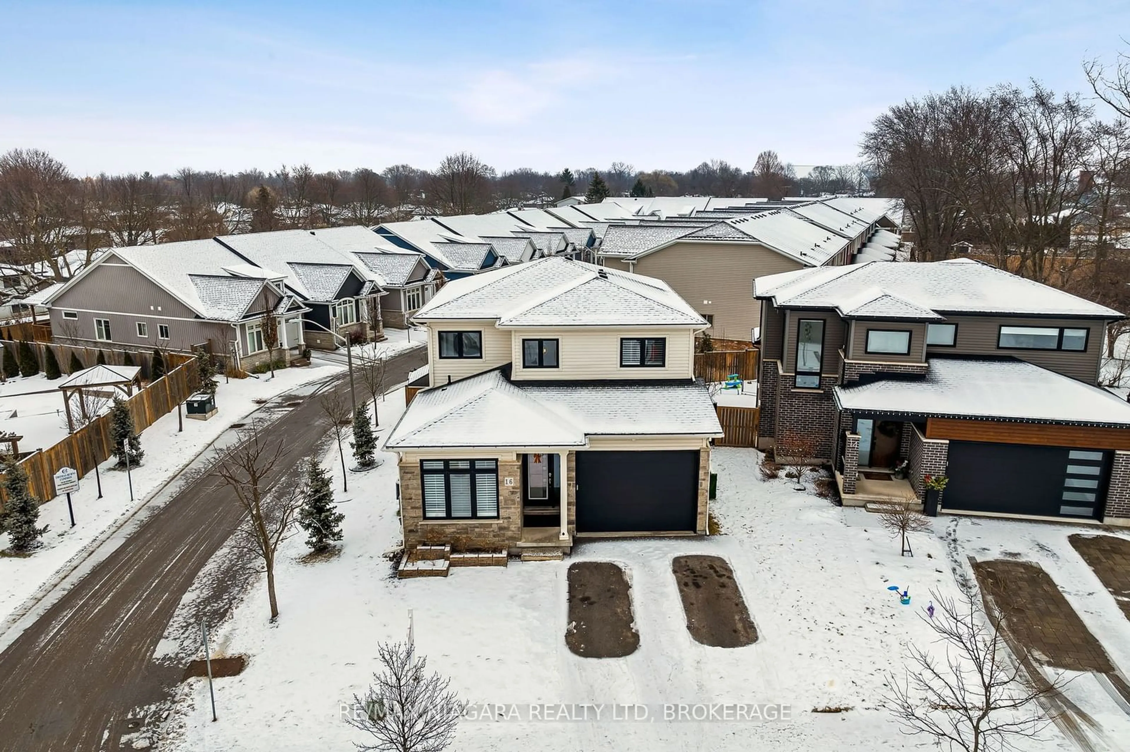 A pic from outside/outdoor area/front of a property/back of a property/a pic from drone, street for 16 Olde School Crt, St. Catharines Ontario L2N 0B1