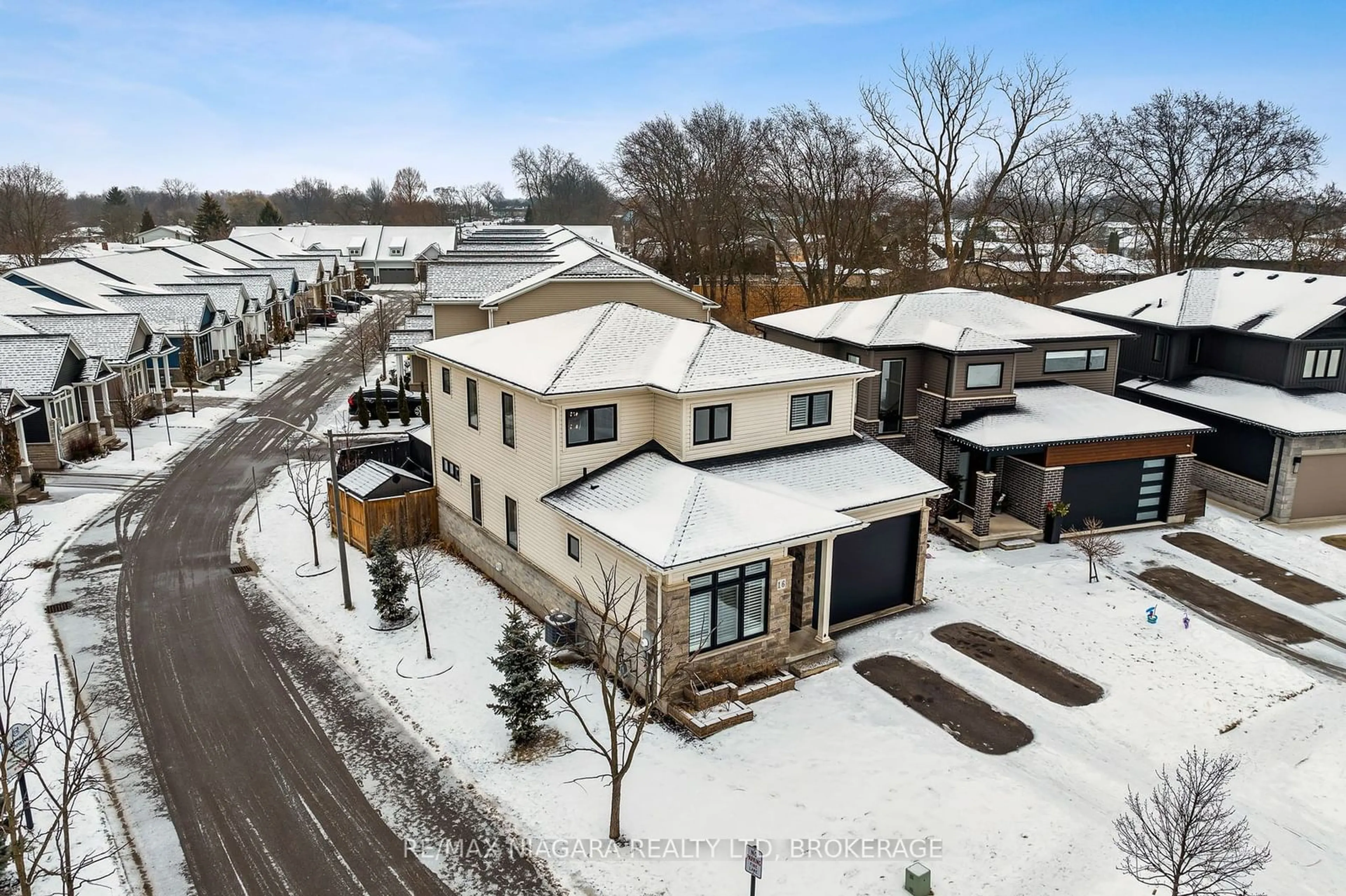 A pic from outside/outdoor area/front of a property/back of a property/a pic from drone, street for 16 Olde School Crt, St. Catharines Ontario L2N 0B1