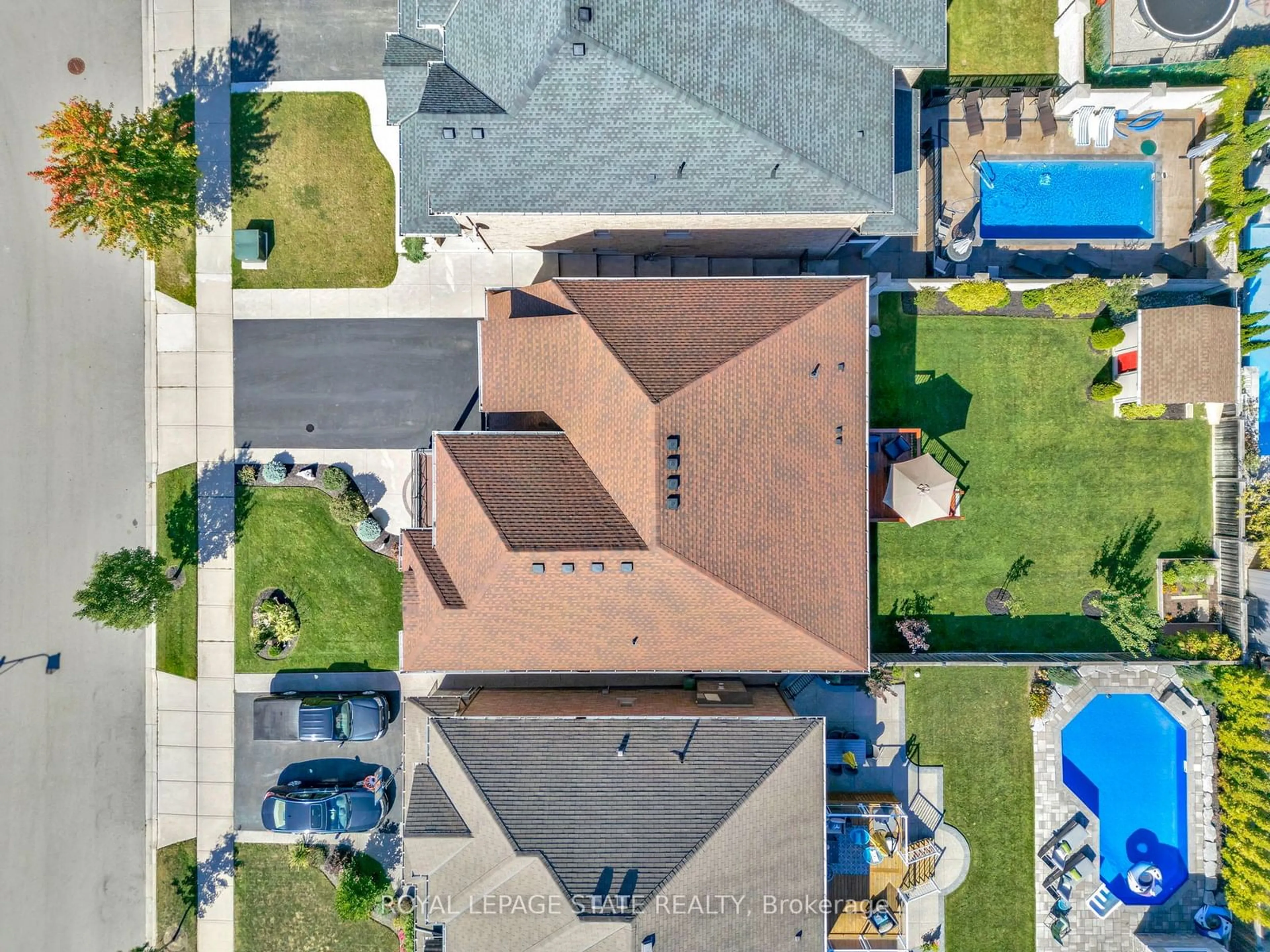 A pic from outside/outdoor area/front of a property/back of a property/a pic from drone, unknown for 267 Mothers St, Hamilton Ontario L9B 0E2