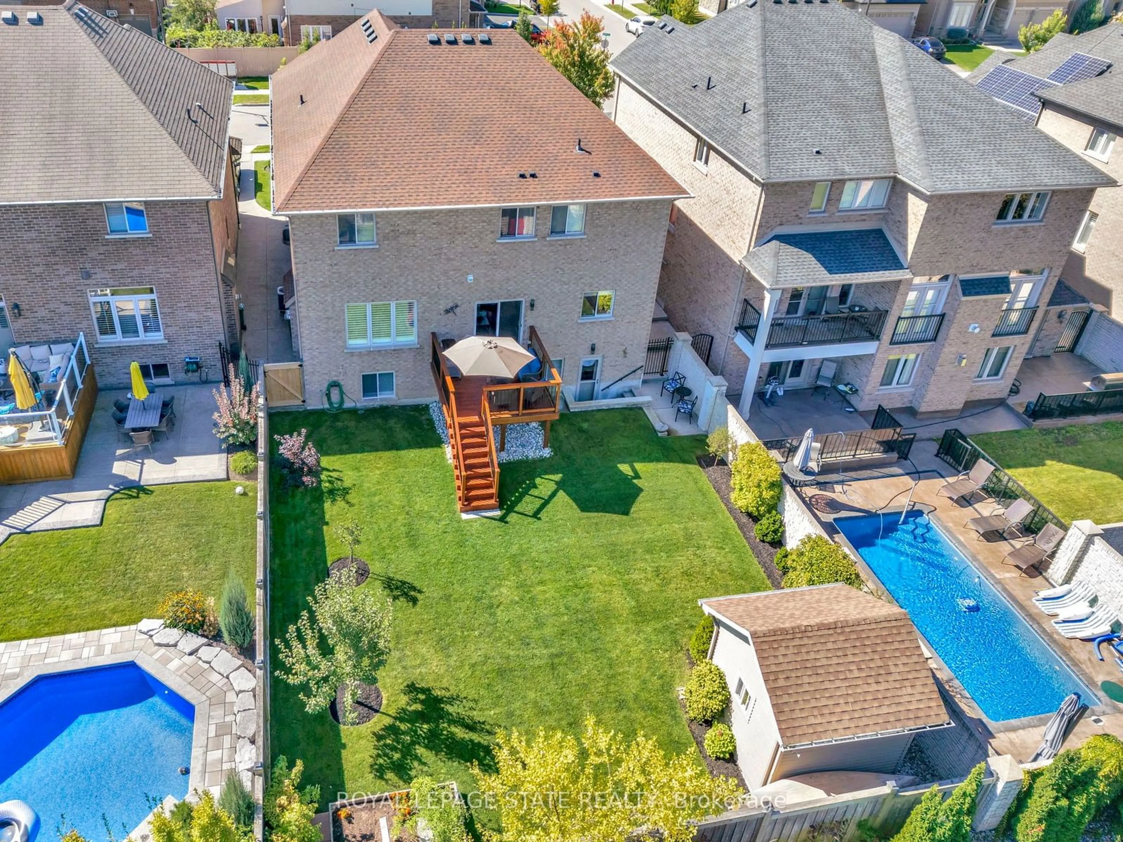 A pic from outside/outdoor area/front of a property/back of a property/a pic from drone, street for 267 Mothers St, Hamilton Ontario L9B 0E2