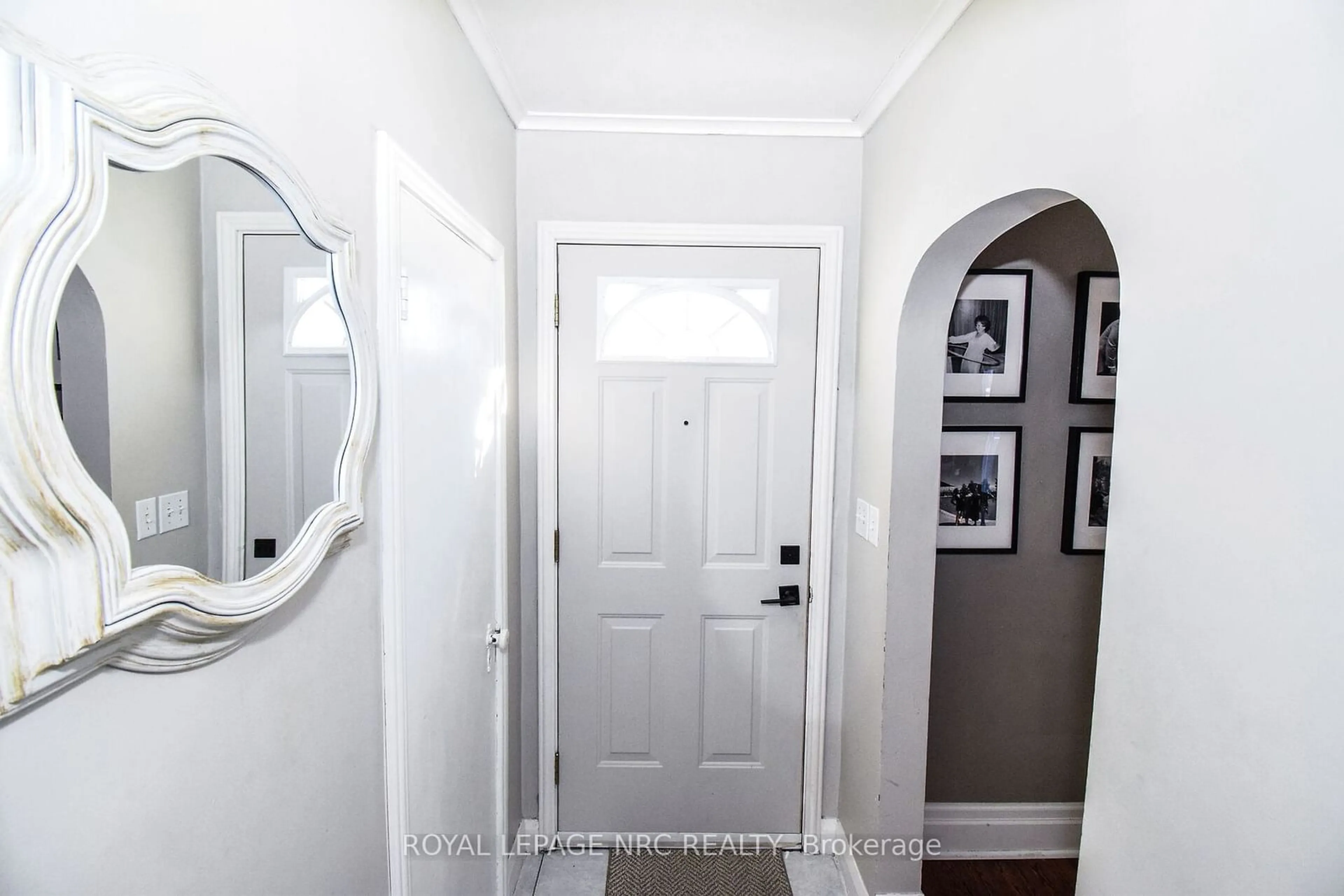 Indoor entryway for 21 Cameron Rd, St. Catharines Ontario L2P 3E1