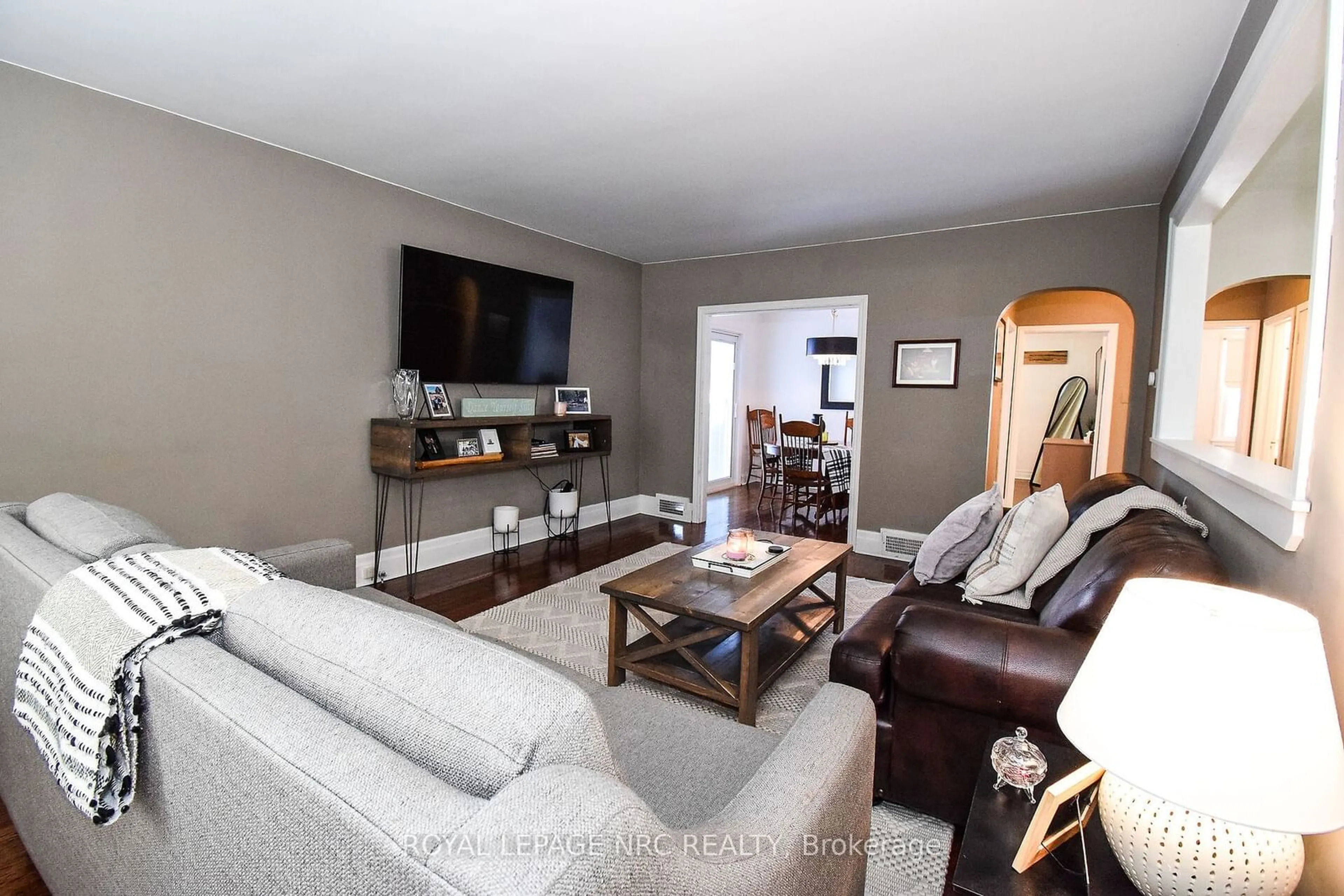 Living room with furniture, unknown for 21 Cameron Rd, St. Catharines Ontario L2P 3E1