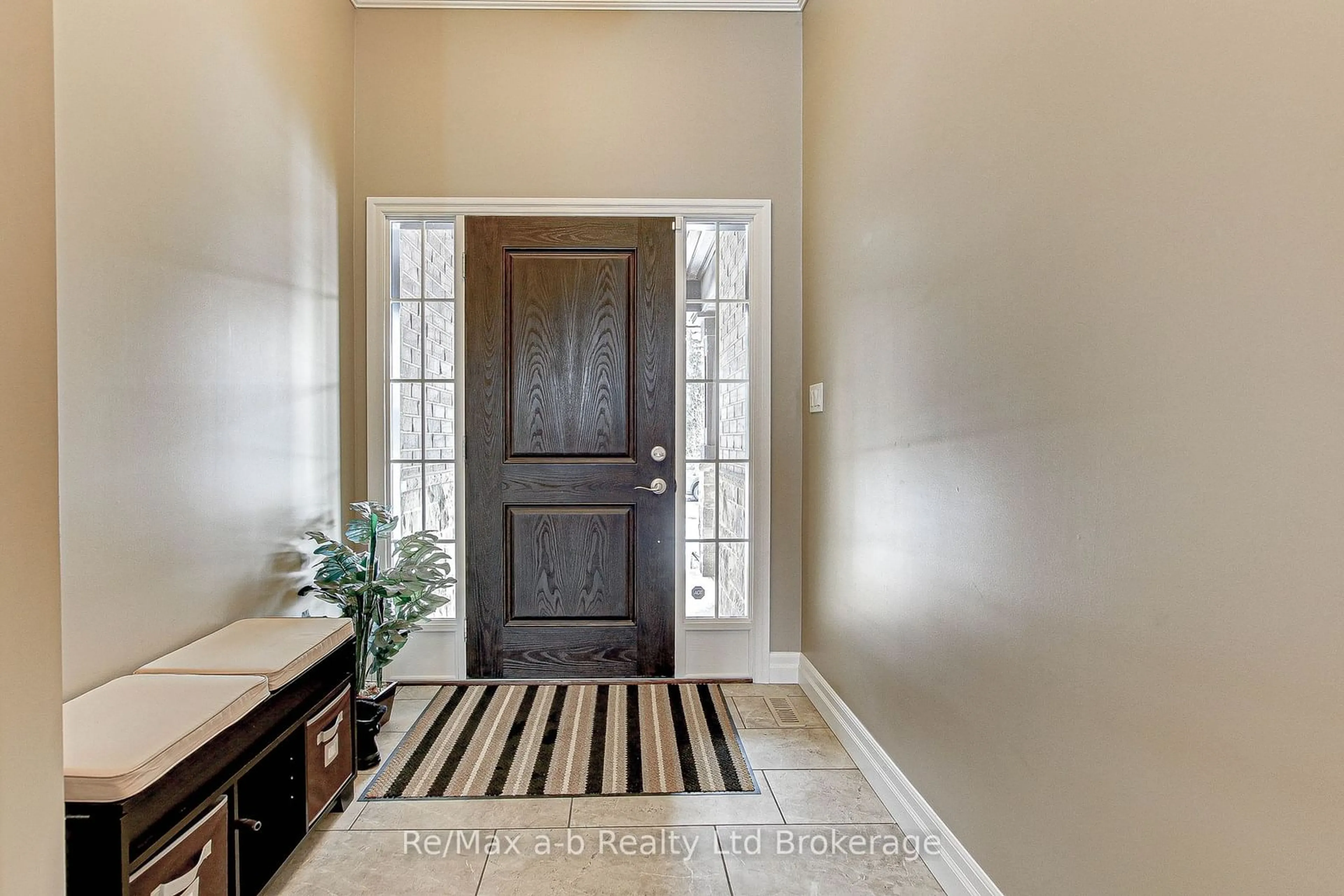 Indoor entryway for 513 Hawthorne Pl, Woodstock Ontario N4S 0E1