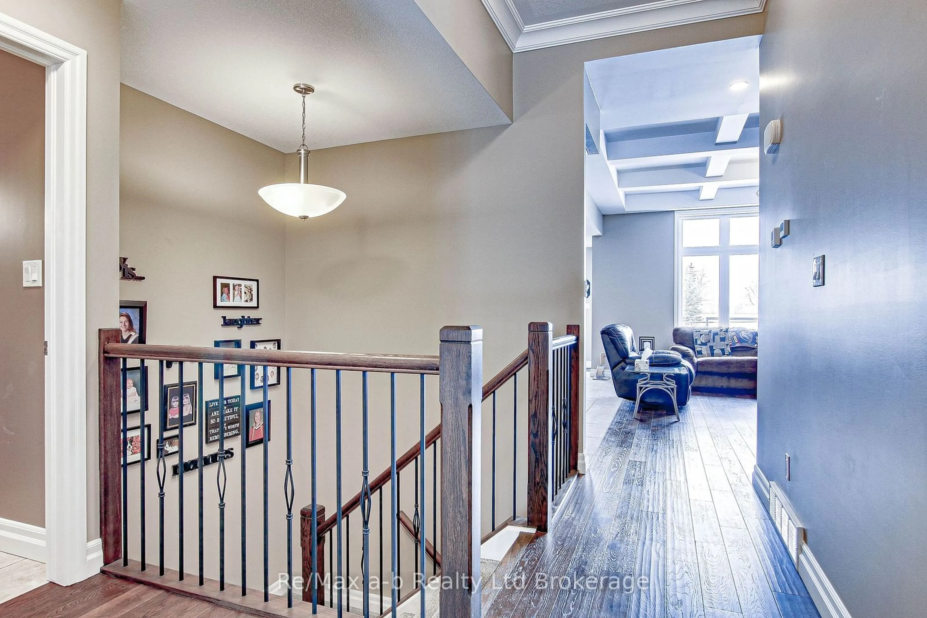 Indoor foyer for 513 Hawthorne Pl, Woodstock Ontario N4S 0E1