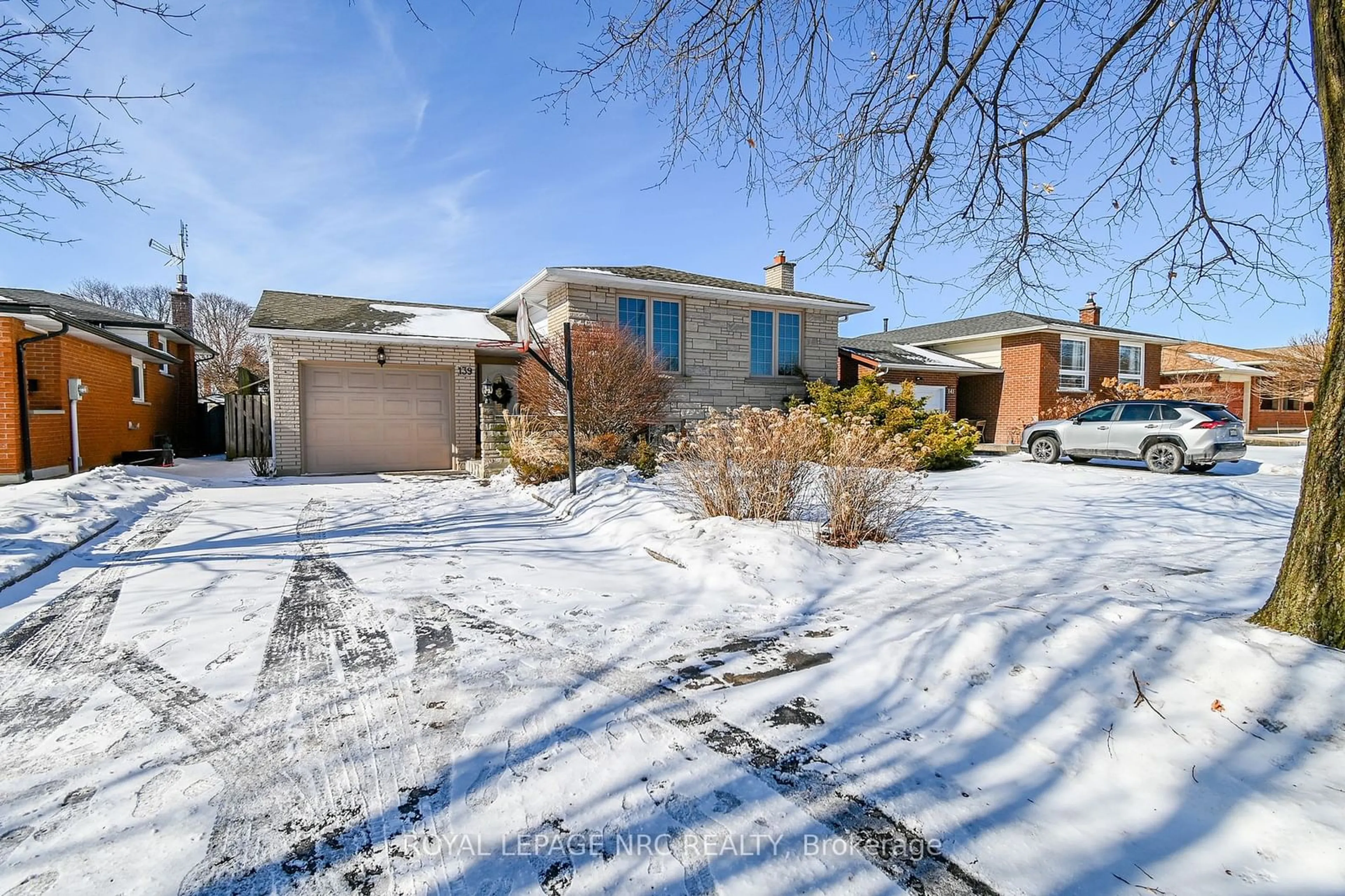 Home with brick exterior material, street for 139 Bridlewood Dr, Welland Ontario L3C 6H3