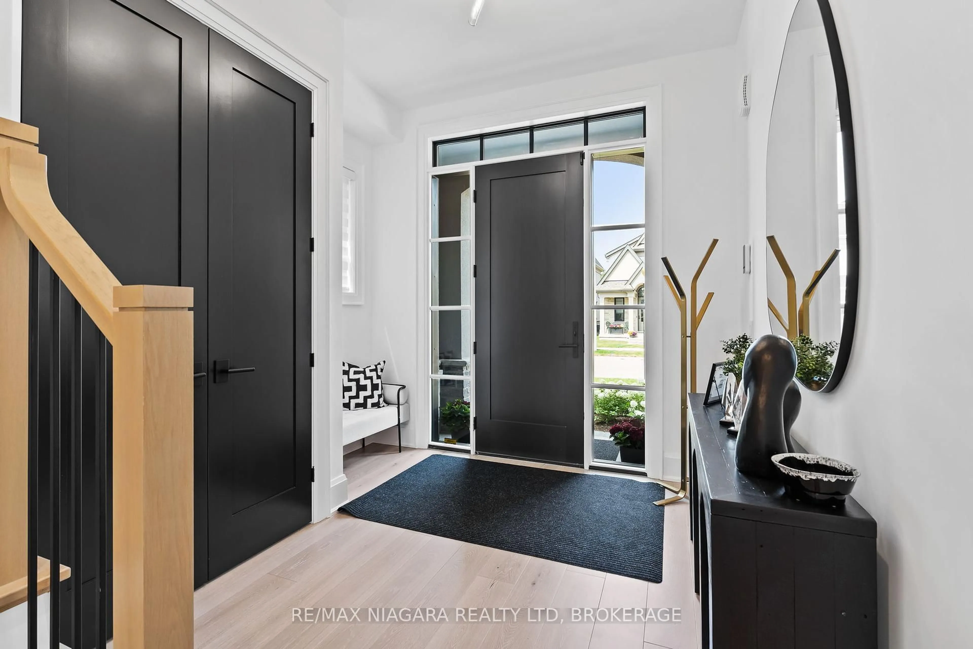 Indoor entryway for 2326 TERRAVITA Dr, Niagara Falls Ontario L2J 0G1